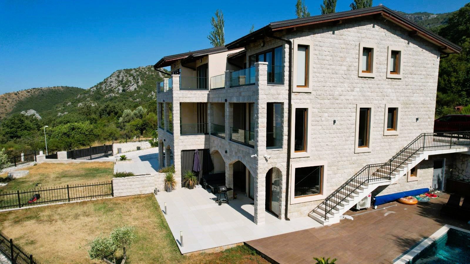 Prodaja – Luksuzna novoizgrađena vila 249 m² sa bazenom i panoramskim pogledom na more – Kuljače, Budva - Amfora Real Estate