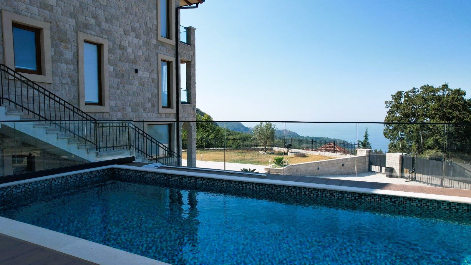 Prodaja – Luksuzna novoizgrađena vila 249 m² sa bazenom i panoramskim pogledom na more – Kuljače, Budva - Amfora Real Estate