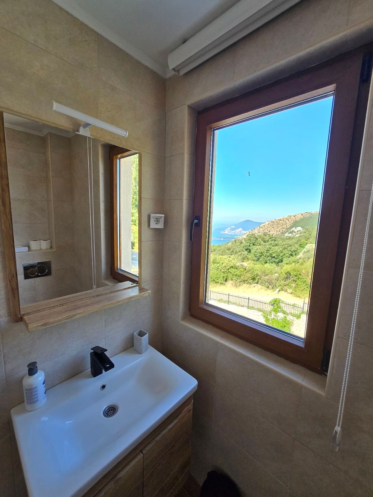 Prodaja – Luksuzna novoizgrađena vila 249 m² sa bazenom i panoramskim pogledom na more – Kuljače, Budva - Amfora Real Estate