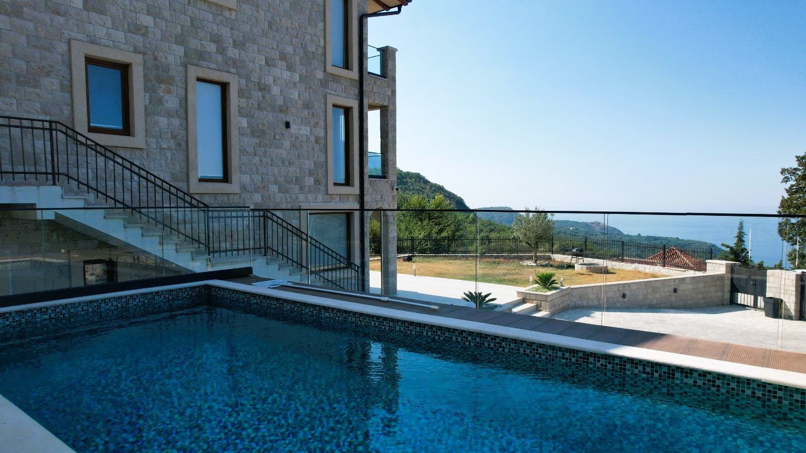 Prodaja – Luksuzna novoizgrađena vila 249 m² sa bazenom i panoramskim pogledom na more – Kuljače, Budva - Amfora Real Estate