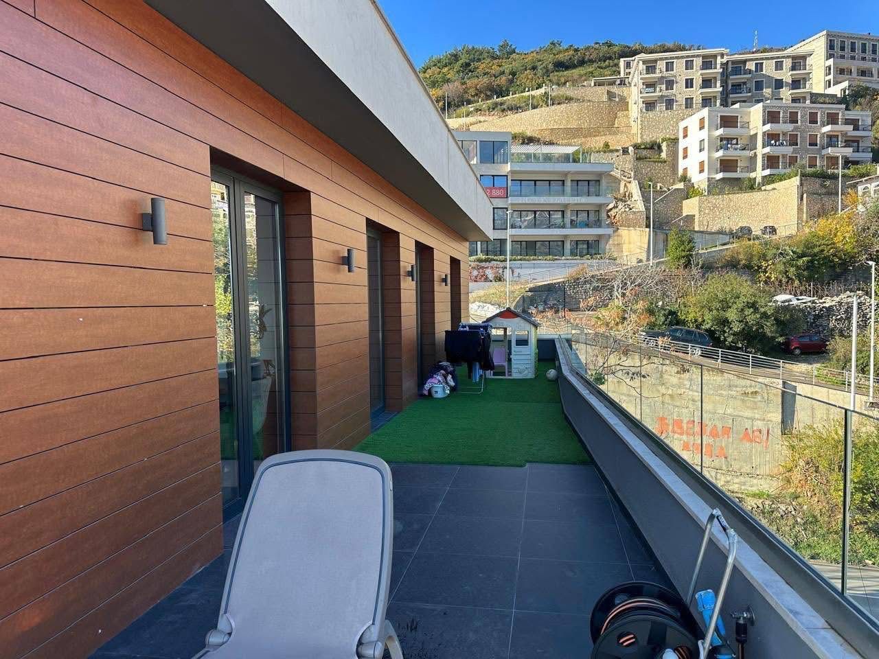 Izdavanje – Luksuzan trosoban stan 130 m² sa parking mestom i panoramskim pogledom na more i Stari grad, Gospoština – Budva (Na duzi period) - Amfora Real Estate