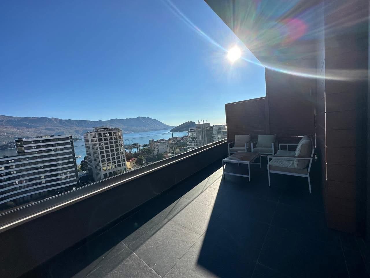 Izdavanje – Luksuzan trosoban stan 130 m² sa parking mestom i panoramskim pogledom na more i Stari grad, Gospoština – Budva (Na duzi period) - Amfora Real Estate