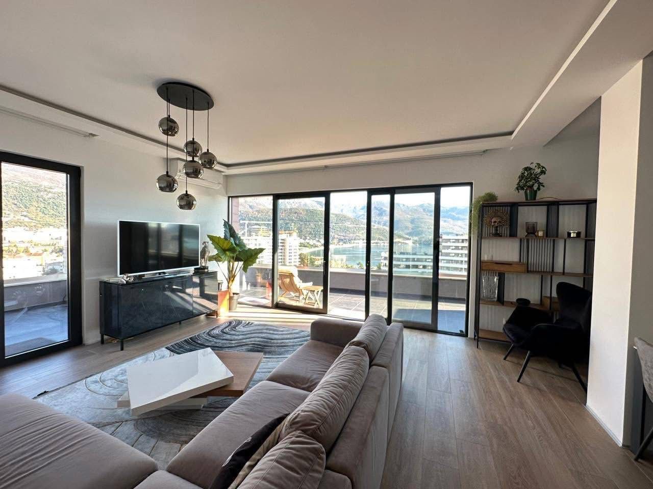 Izdavanje – Luksuzan trosoban stan 130 m² sa parking mestom i panoramskim pogledom na more i Stari grad, Gospoština – Budva (Na duzi period) - Amfora Real Estate