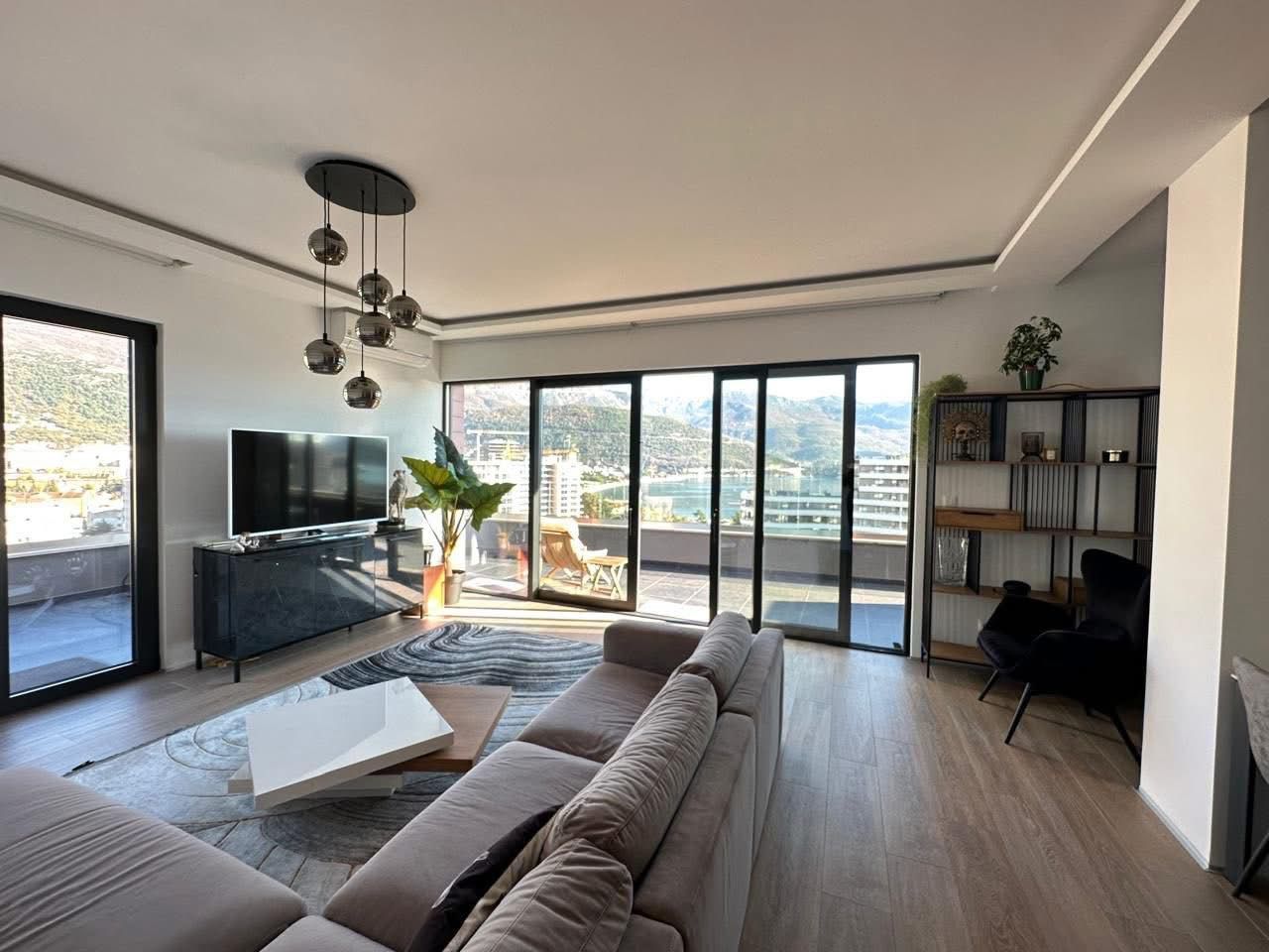 Izdavanje – Luksuzan trosoban stan 130 m² sa parking mestom i panoramskim pogledom na more i Stari grad, Gospoština – Budva (Na duzi period) - Amfora Real Estate