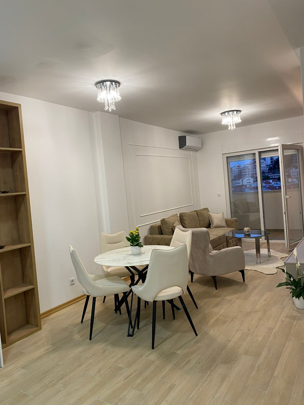 JEDNOSOBAN MODERNO OPREMLJEN STAN 46M² SA GARAŽNIM MESTOM U KOMPLEKSU THE OLD BAKERY – BUDVA (NA DUZI PERIOD,DOSTUPAN OD 10.01.2026 ) - Amfora Real Estate