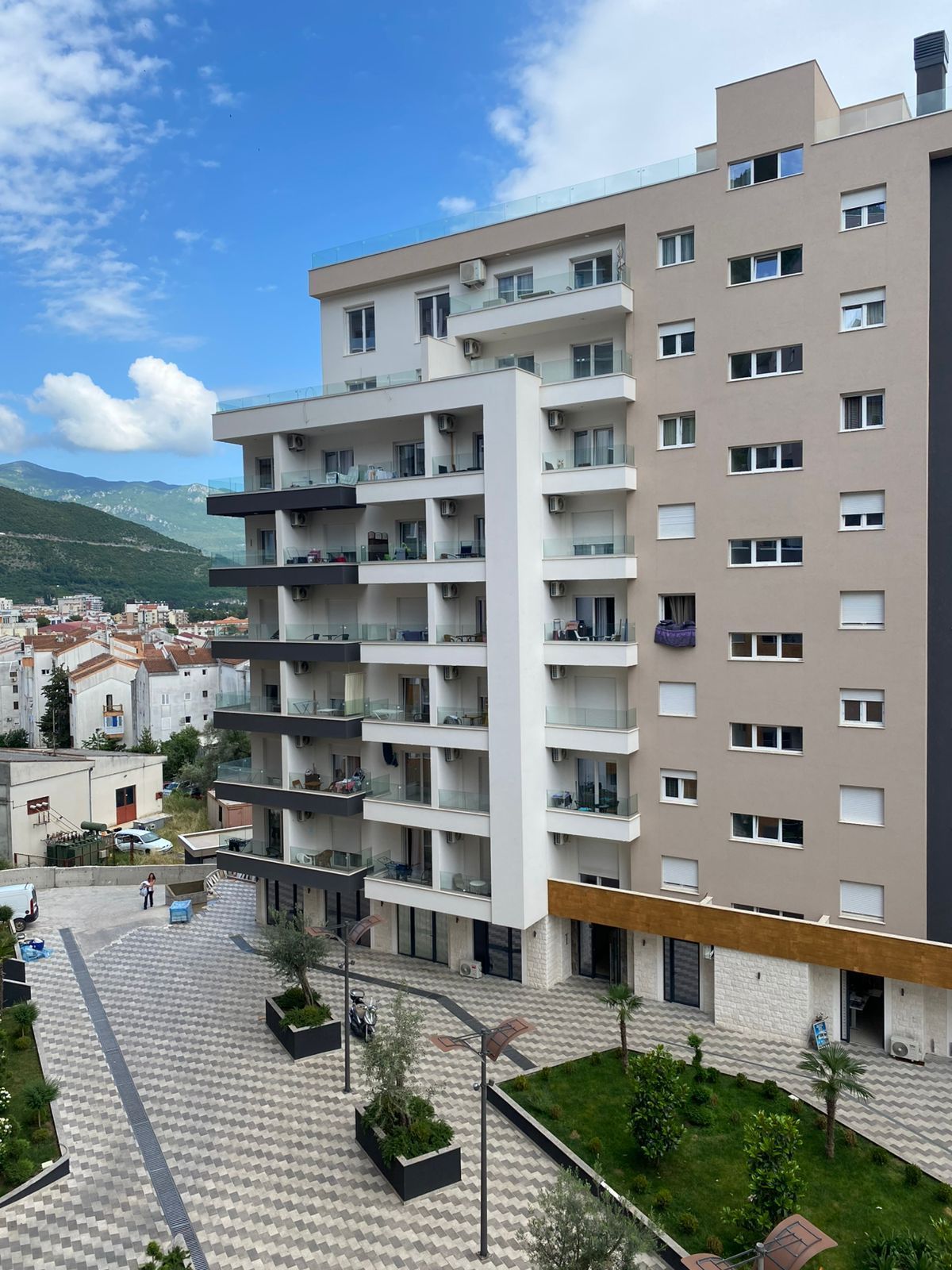 JEDNOSOBAN MODERNO OPREMLJEN STAN 46M² SA GARAŽNIM MESTOM U KOMPLEKSU THE OLD BAKERY – BUDVA (NA DUZI PERIOD,DOSTUPAN OD 10.01.2026 ) - Amfora Real Estate