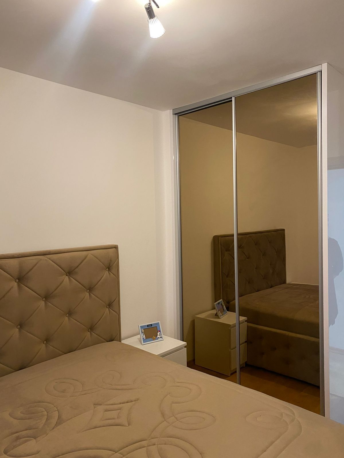 JEDNOSOBAN MODERNO OPREMLJEN STAN 46M² SA GARAŽNIM MESTOM U KOMPLEKSU THE OLD BAKERY – BUDVA (NA DUZI PERIOD,DOSTUPAN OD 10.01.2026 ) - Amfora Real Estate