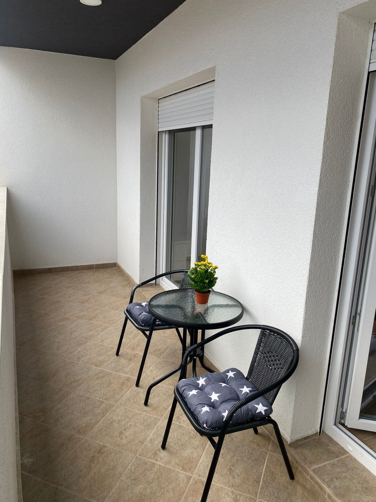 JEDNOSOBAN MODERNO OPREMLJEN STAN 46M² SA GARAŽNIM MESTOM U KOMPLEKSU THE OLD BAKERY – BUDVA (NA DUZI PERIOD,DOSTUPAN OD 10.01.2026 ) - Amfora Real Estate