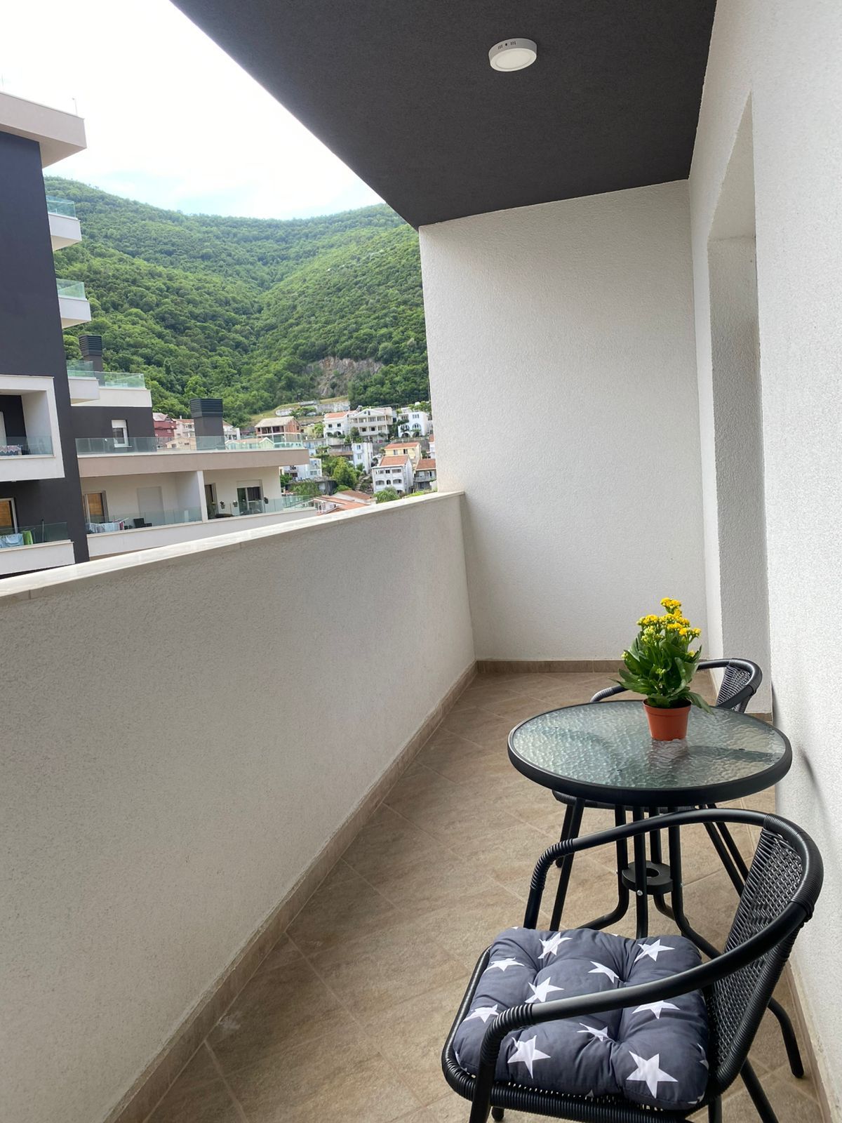 JEDNOSOBAN MODERNO OPREMLJEN STAN 46M² SA GARAŽNIM MESTOM U KOMPLEKSU THE OLD BAKERY – BUDVA (NA DUZI PERIOD,DOSTUPAN OD 10.01.2026 ) - Amfora Real Estate