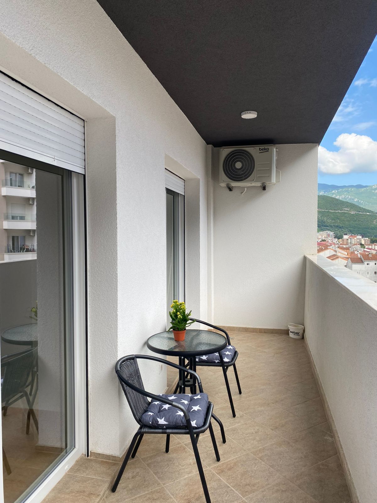 JEDNOSOBAN MODERNO OPREMLJEN STAN 46M² SA GARAŽNIM MESTOM U KOMPLEKSU THE OLD BAKERY – BUDVA (NA DUZI PERIOD,DOSTUPAN OD 10.01.2026 ) - Amfora Real Estate