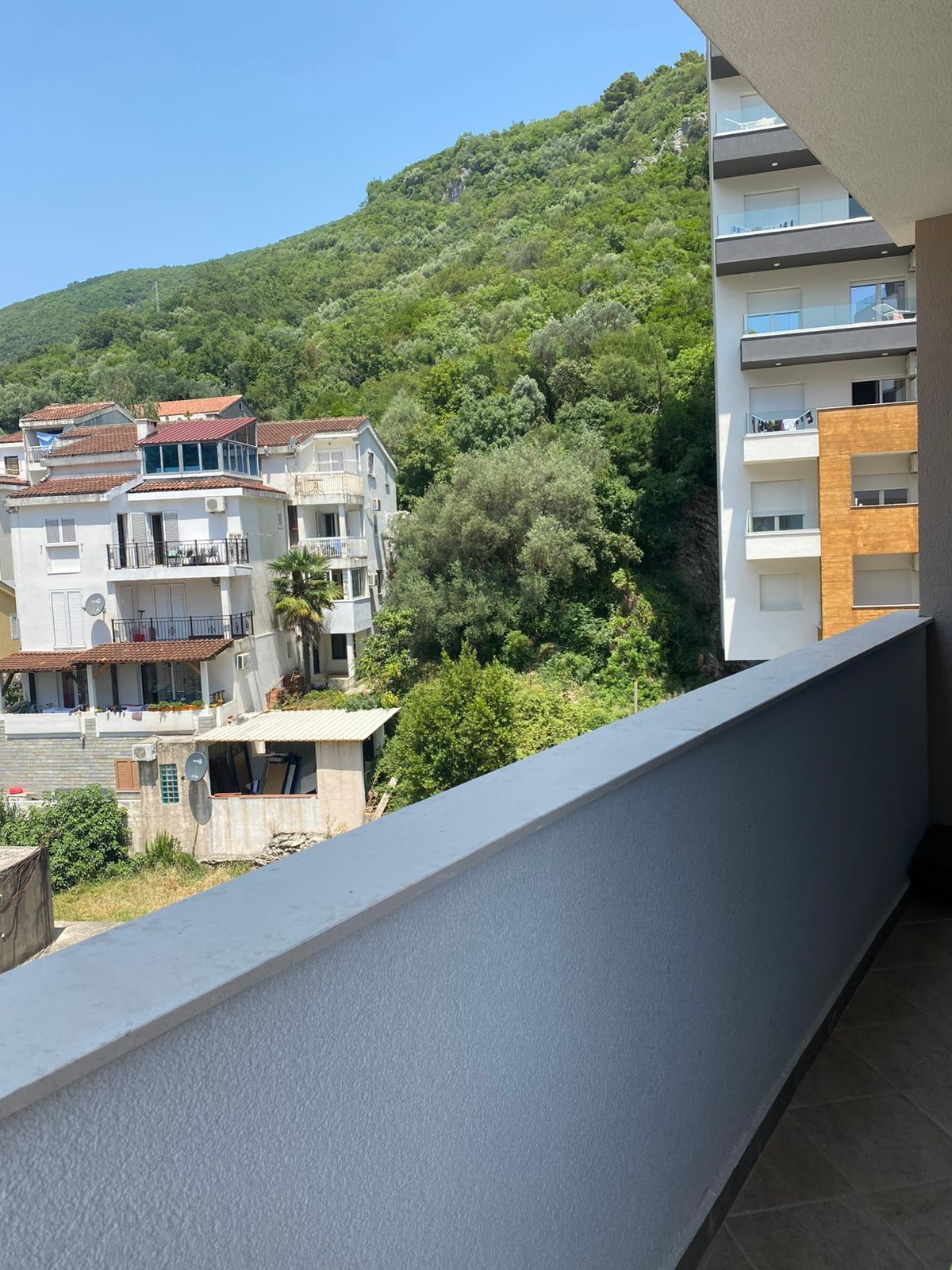 JEDNOSOBAN MODERNO OPREMLJEN STAN 46M² SA GARAŽNIM MESTOM U KOMPLEKSU THE OLD BAKERY – BUDVA (NA DUZI PERIOD,DOSTUPAN OD 10.01.2026 ) - Amfora Real Estate