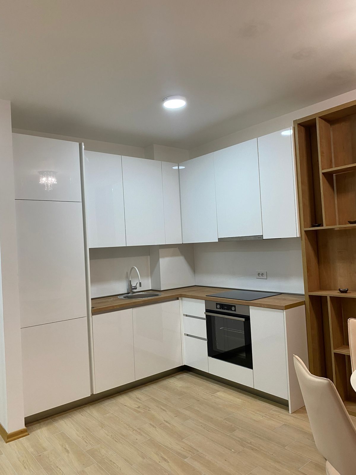 JEDNOSOBAN MODERNO OPREMLJEN STAN 46M² SA GARAŽNIM MESTOM U KOMPLEKSU THE OLD BAKERY – BUDVA (NA DUZI PERIOD,DOSTUPAN OD 10.01.2026 ) - Amfora Real Estate