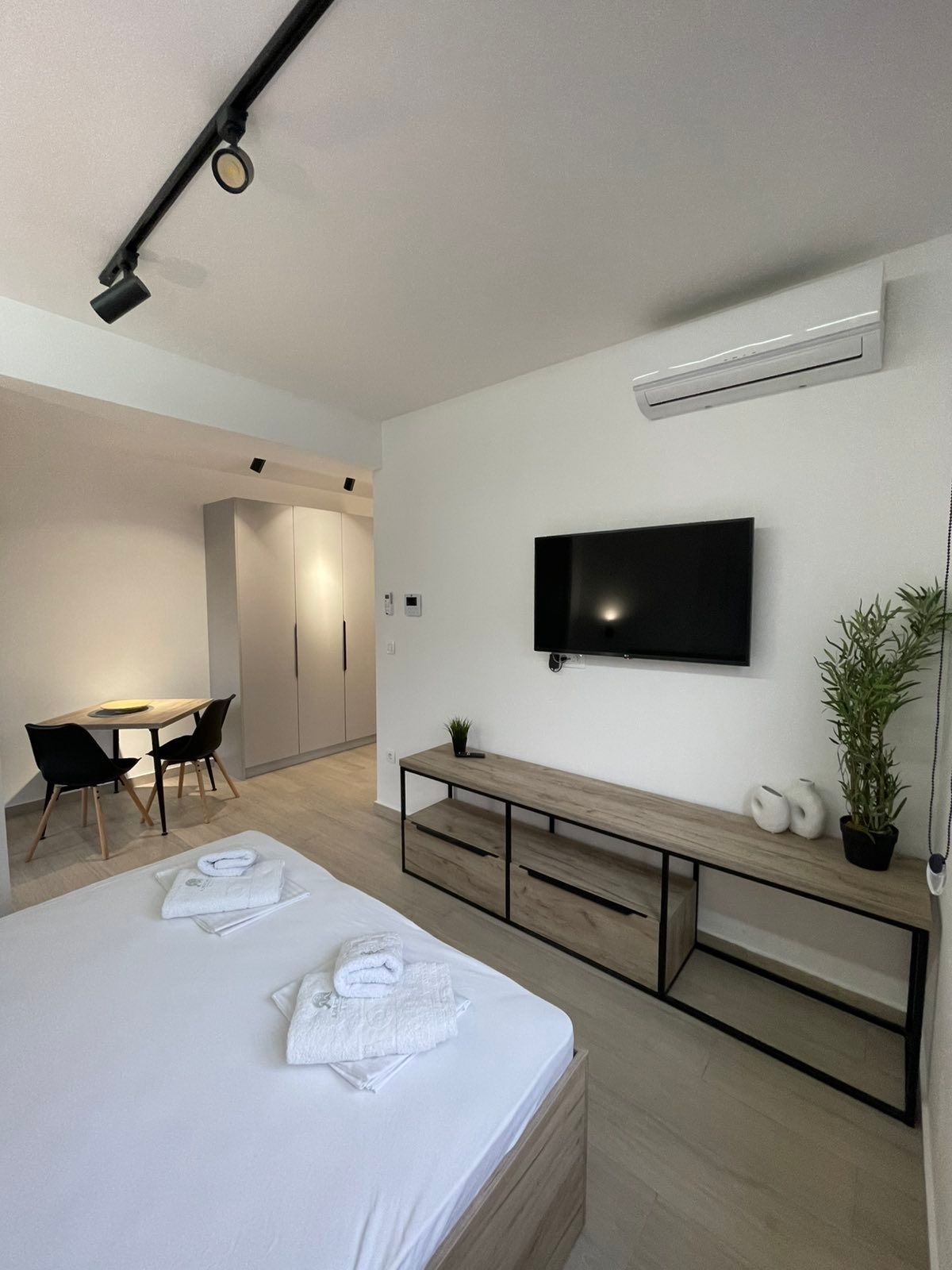 Moderno opremljena garsonjera, mogucnost iznajmljivanja garaze. Bulevar-Budva (NA PERIOD DO 01.06.2026) - Amfora Real Estate