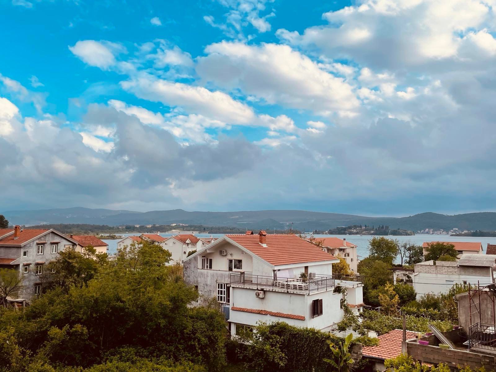 Izdavanje jednosobnog stana 84 m² sa direktnim pogledom na more i parking mestom – Bonići, Tivat  (na duzi period) - Amfora Real Estate
