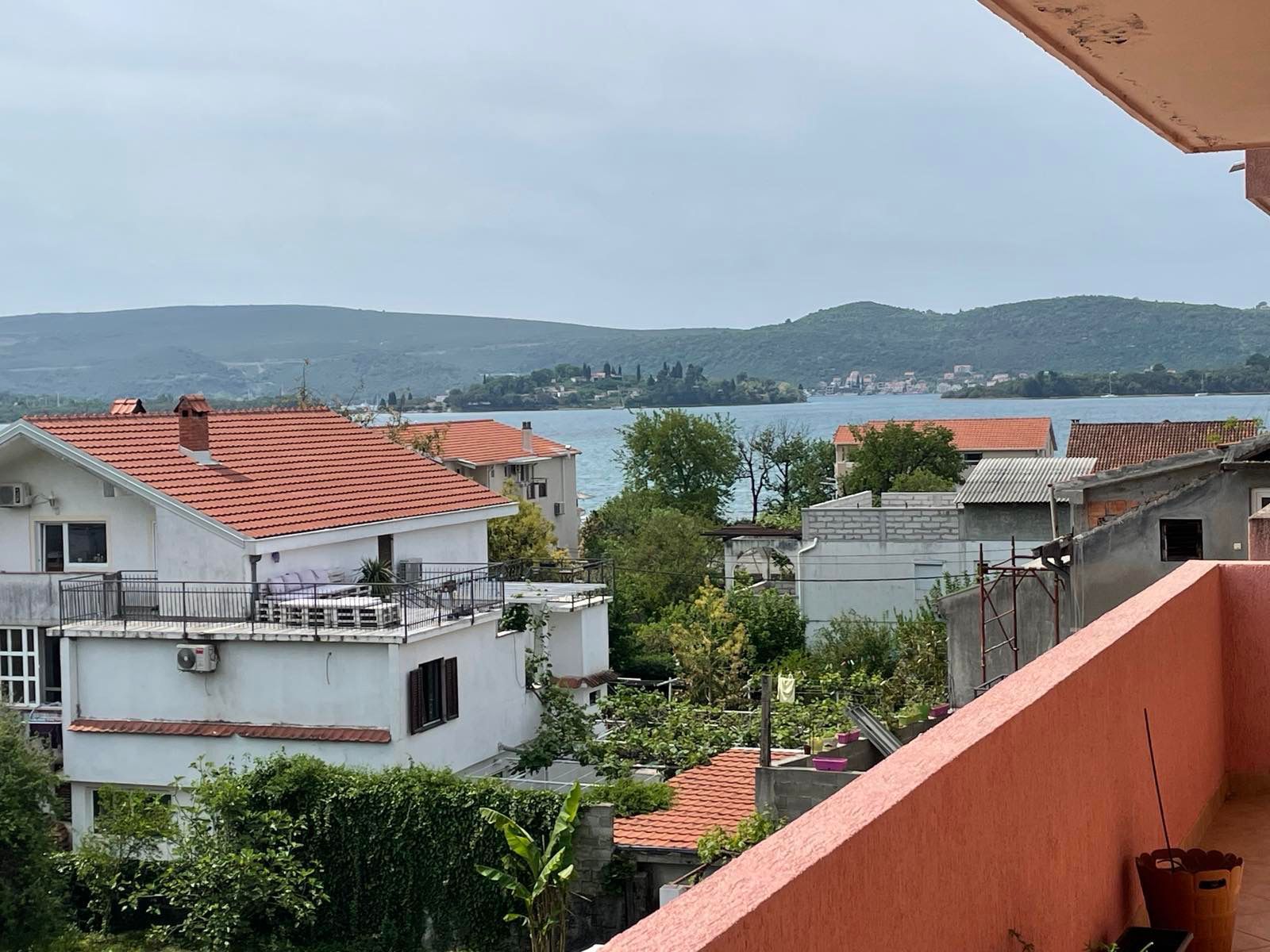 Izdavanje jednosobnog stana 84 m² sa direktnim pogledom na more i parking mestom – Bonići, Tivat  (na duzi period) - Amfora Real Estate
