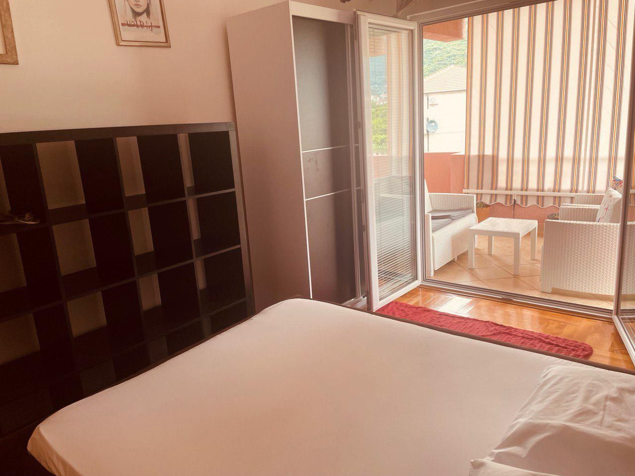 Izdavanje jednosobnog stana 84 m² sa direktnim pogledom na more i parking mestom – Bonići, Tivat  (na duzi period) - Amfora Real Estate