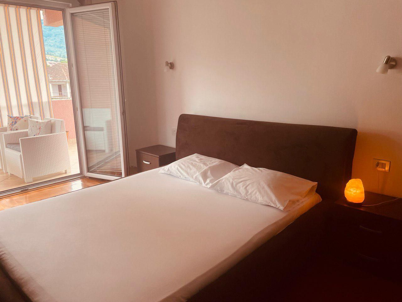 Izdavanje jednosobnog stana 84 m² sa direktnim pogledom na more i parking mestom – Bonići, Tivat  (na duzi period) - Amfora Real Estate