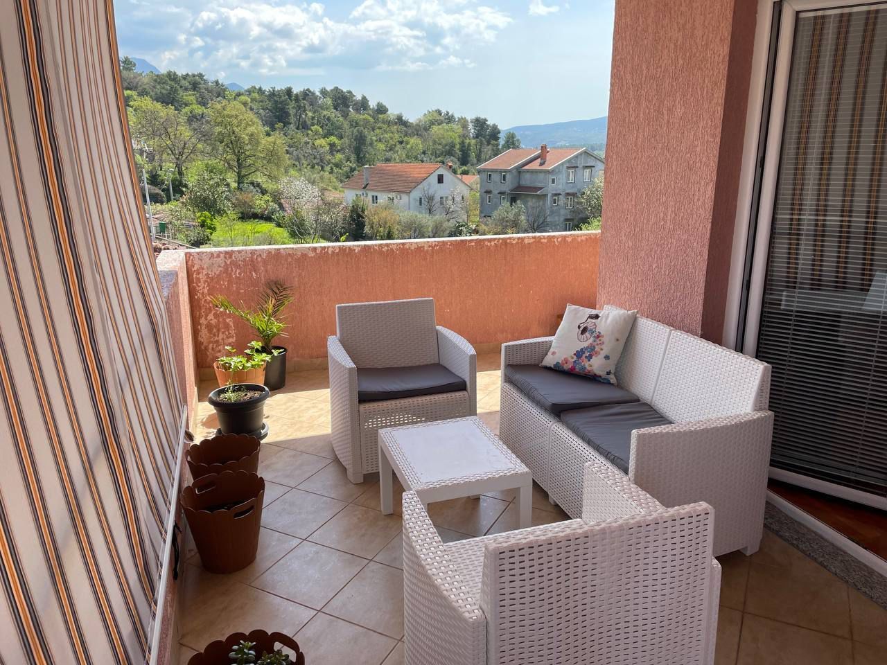 Izdavanje jednosobnog stana 84 m² sa direktnim pogledom na more i parking mestom – Bonići, Tivat  (na duzi period) - Amfora Real Estate