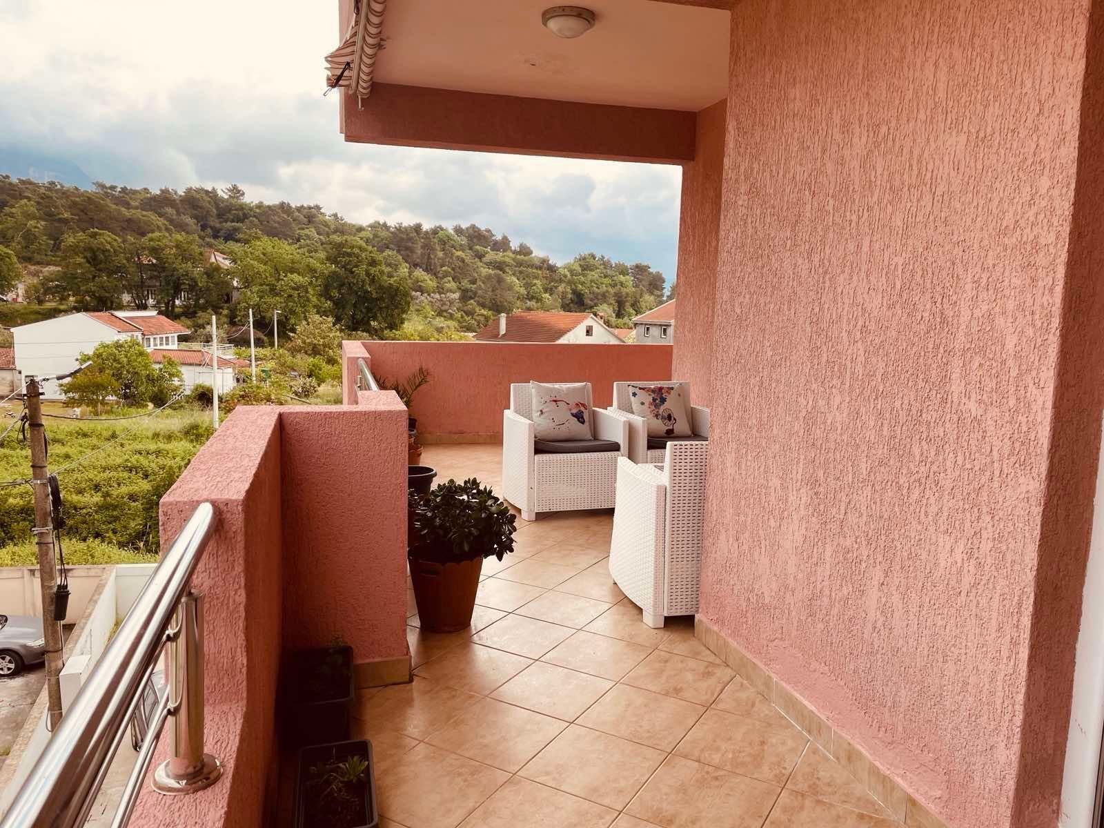 Izdavanje jednosobnog stana 84 m² sa direktnim pogledom na more i parking mestom – Bonići, Tivat  (na duzi period) - Amfora Real Estate