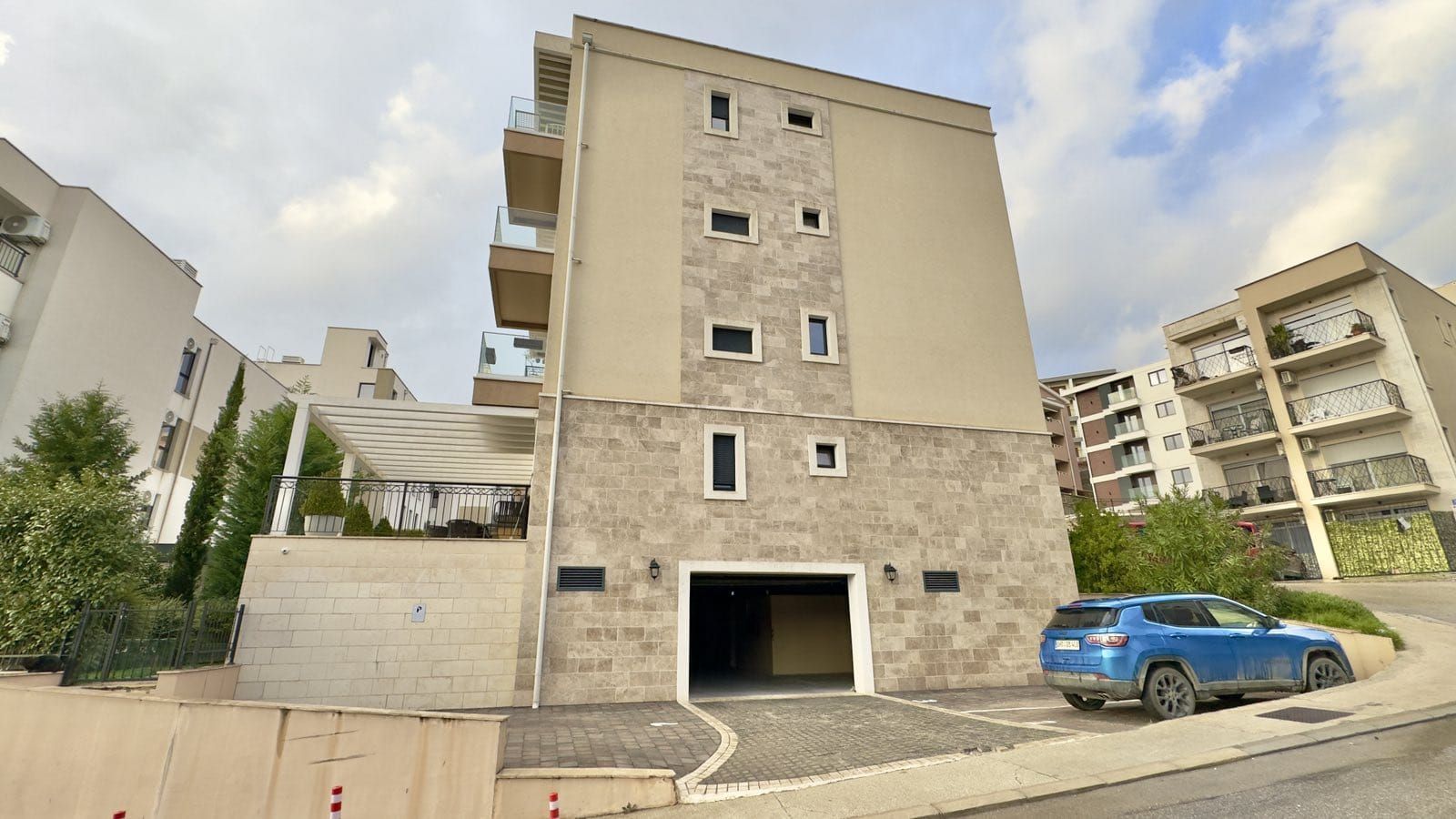 Na prodaju luksuzno opremljen trosoban stan 76 m² sa garažom – Kava, Tivat - Amfora Real Estate