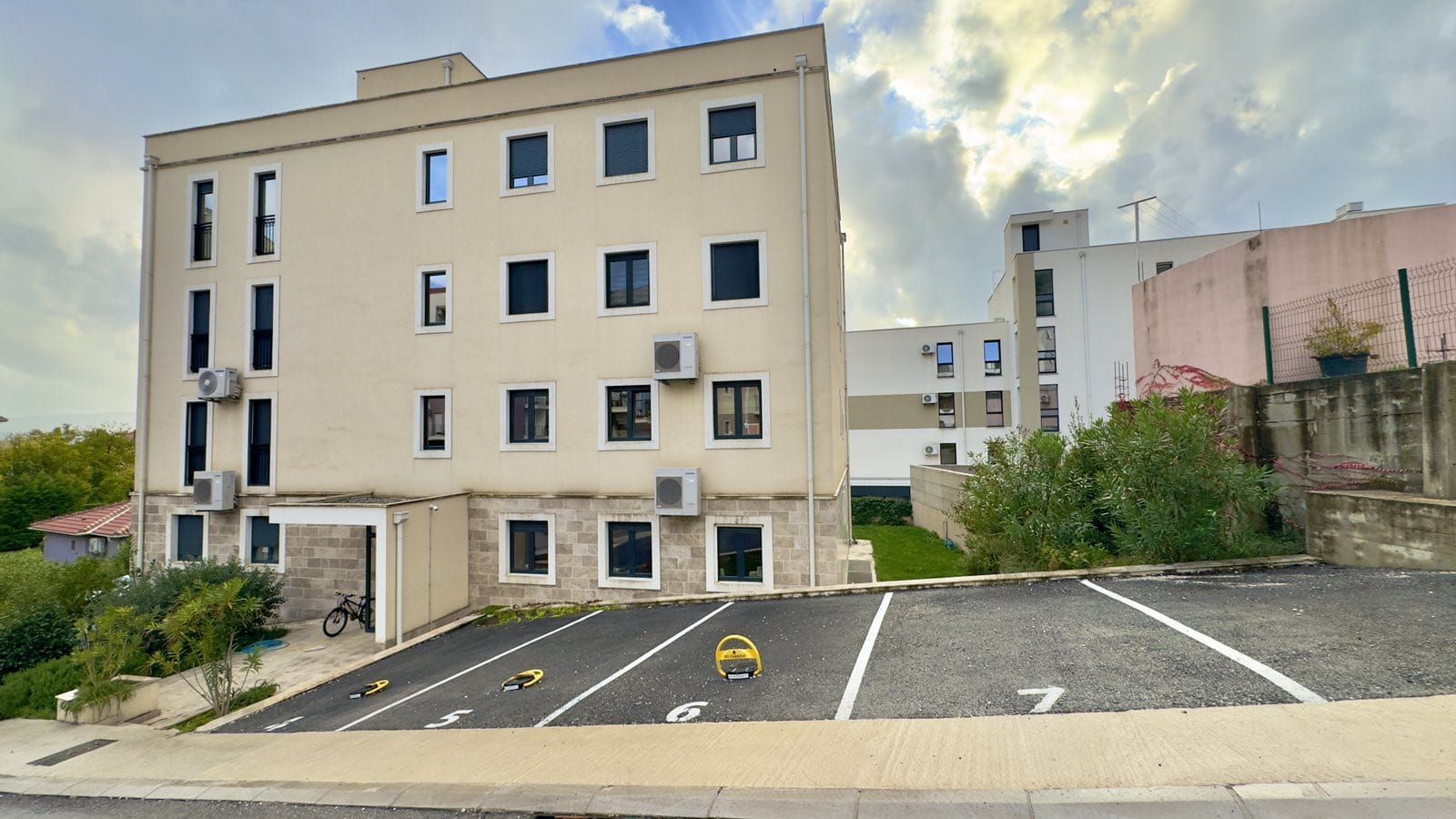 Na prodaju luksuzno opremljen trosoban stan 76 m² sa garažom – Kava, Tivat - Amfora Real Estate