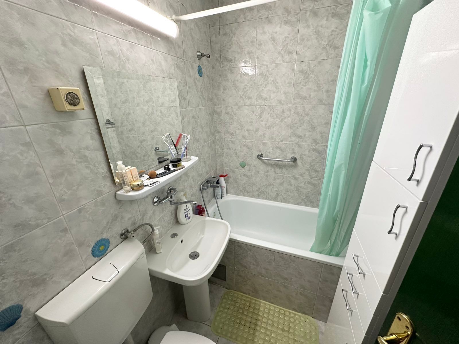 Prodaja jednosobnog stana 45 m² sa terasom i delimičnim pogledom na more – Centar Budve - Amfora Real Estate