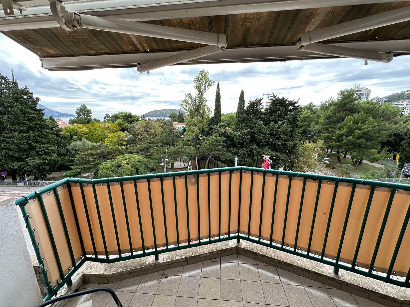 Prodaja jednosobnog stana 45 m² sa terasom i delimičnim pogledom na more – Centar Budve - Amfora Real Estate