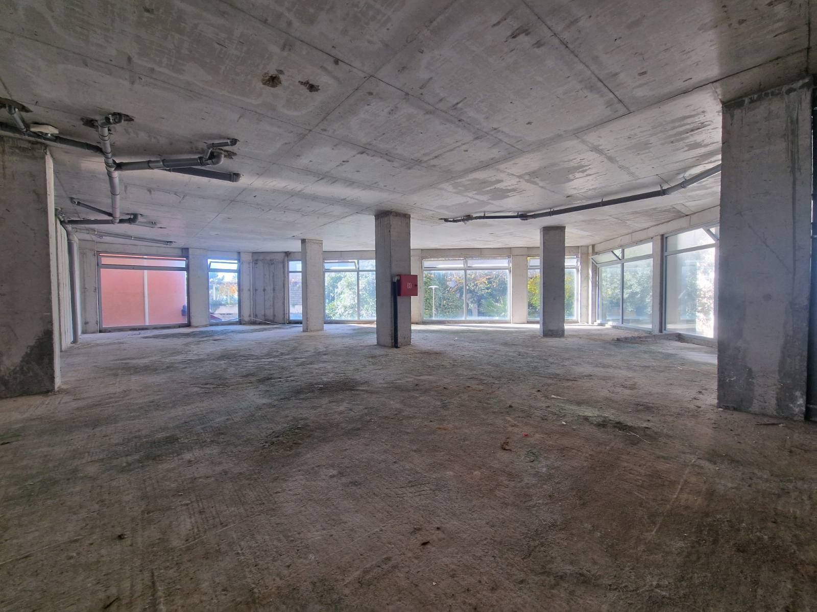 Izdavanje poslovnog prostora 406 m² sa parkingom i garažnim mestima – druga linija mora, Petrovac - Amfora Real Estate