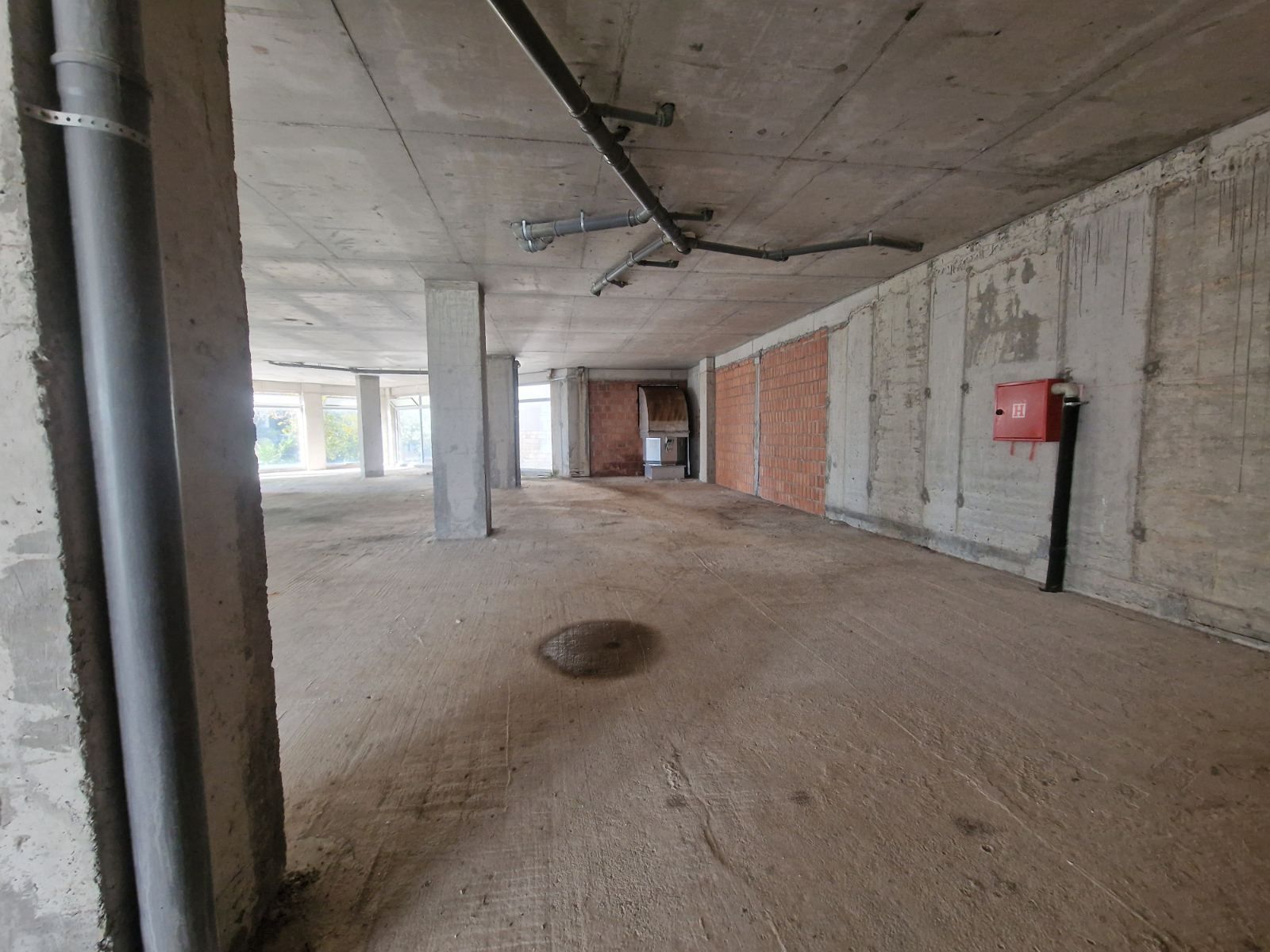 Izdavanje poslovnog prostora 406 m² sa parkingom i garažnim mestima – druga linija mora, Petrovac - Amfora Real Estate