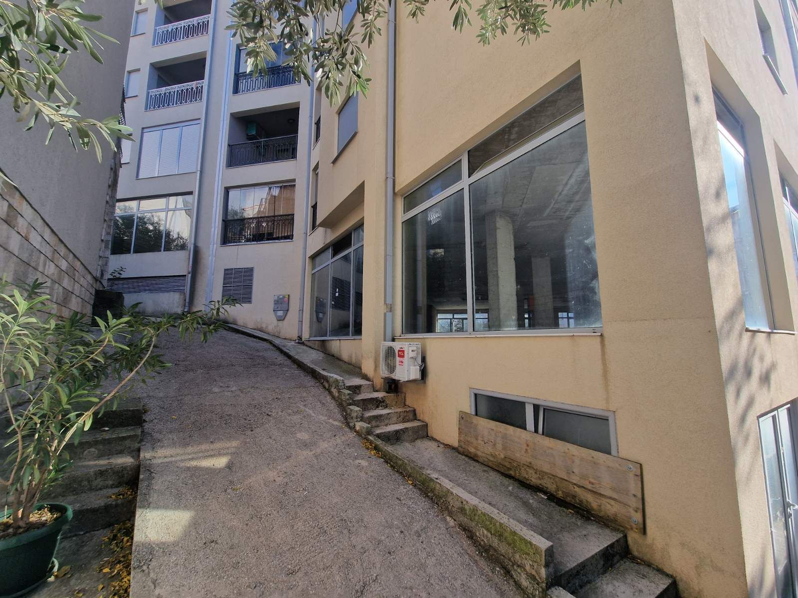 Izdavanje poslovnog prostora 406 m² sa parkingom i garažnim mestima – druga linija mora, Petrovac - Amfora Real Estate