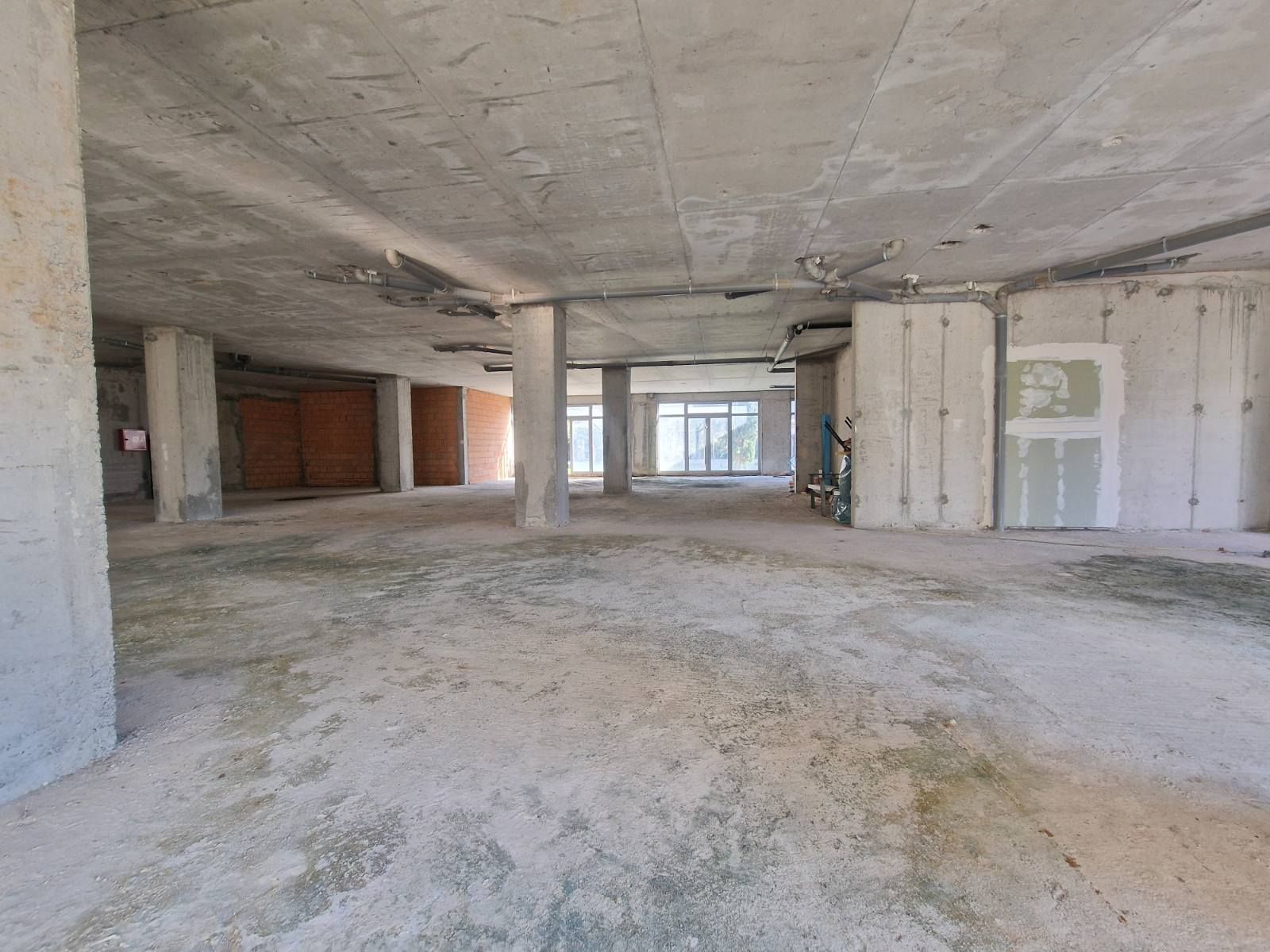 Izdavanje poslovnog prostora 406 m² sa parkingom i garažnim mestima – druga linija mora, Petrovac - Amfora Real Estate