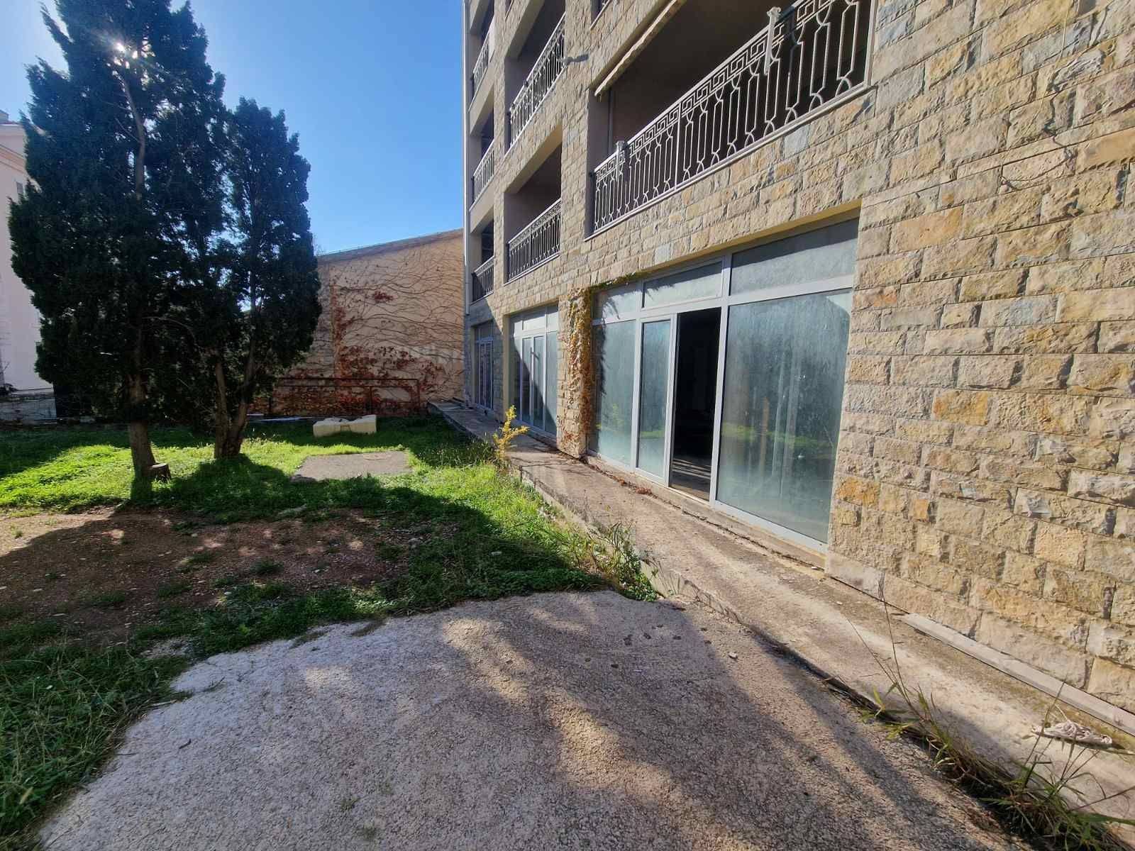 Izdavanje poslovnog prostora 406 m² sa parkingom i garažnim mestima – druga linija mora, Petrovac - Amfora Real Estate