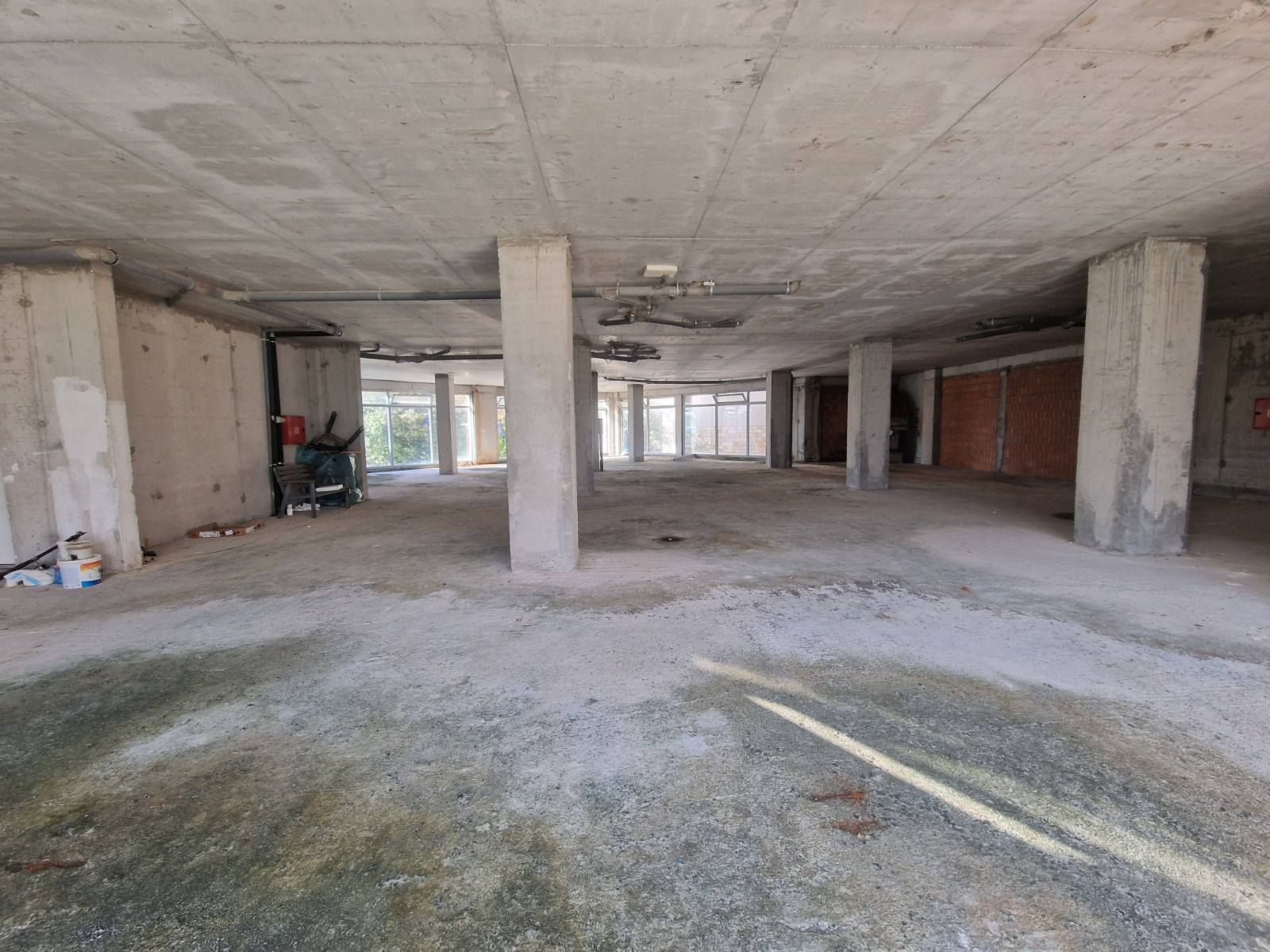 Izdavanje poslovnog prostora 406 m² sa parkingom i garažnim mestima – druga linija mora, Petrovac - Amfora Real Estate