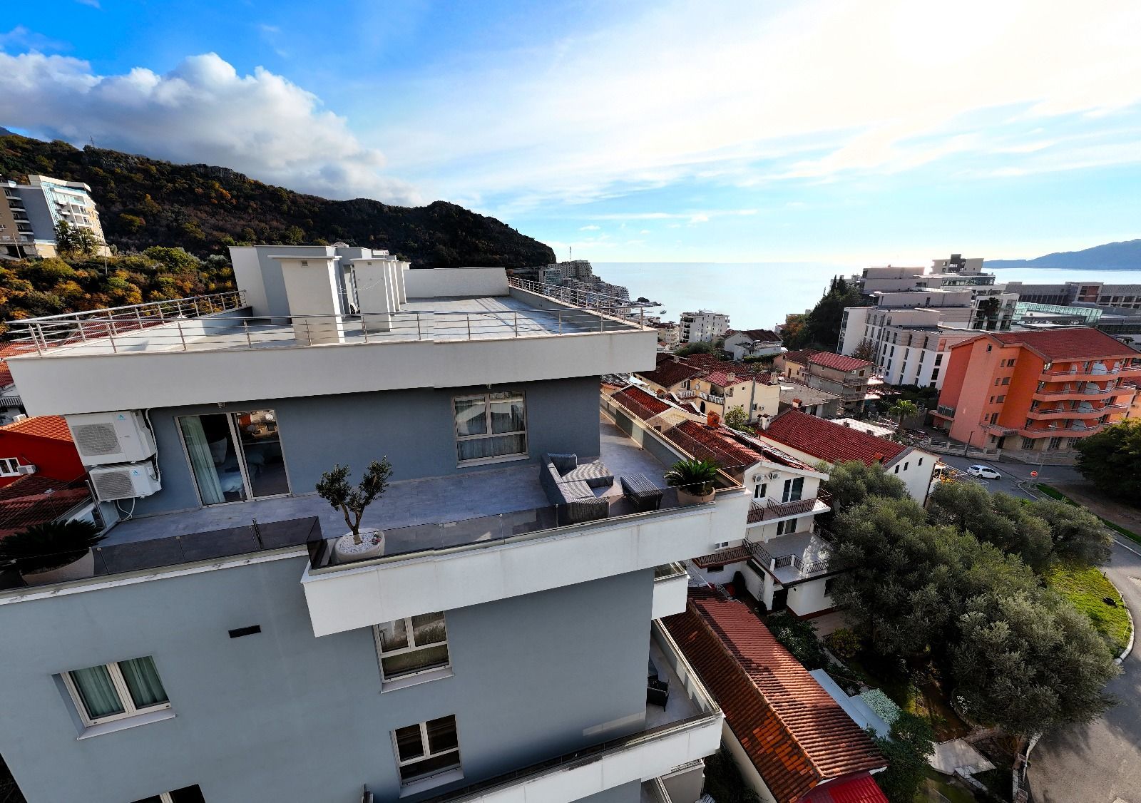 Luksuzan penhouse sa velikom krovnom terasom, garažnim mestom i ostavom, Bečići, Budva - Amfora Real Estate