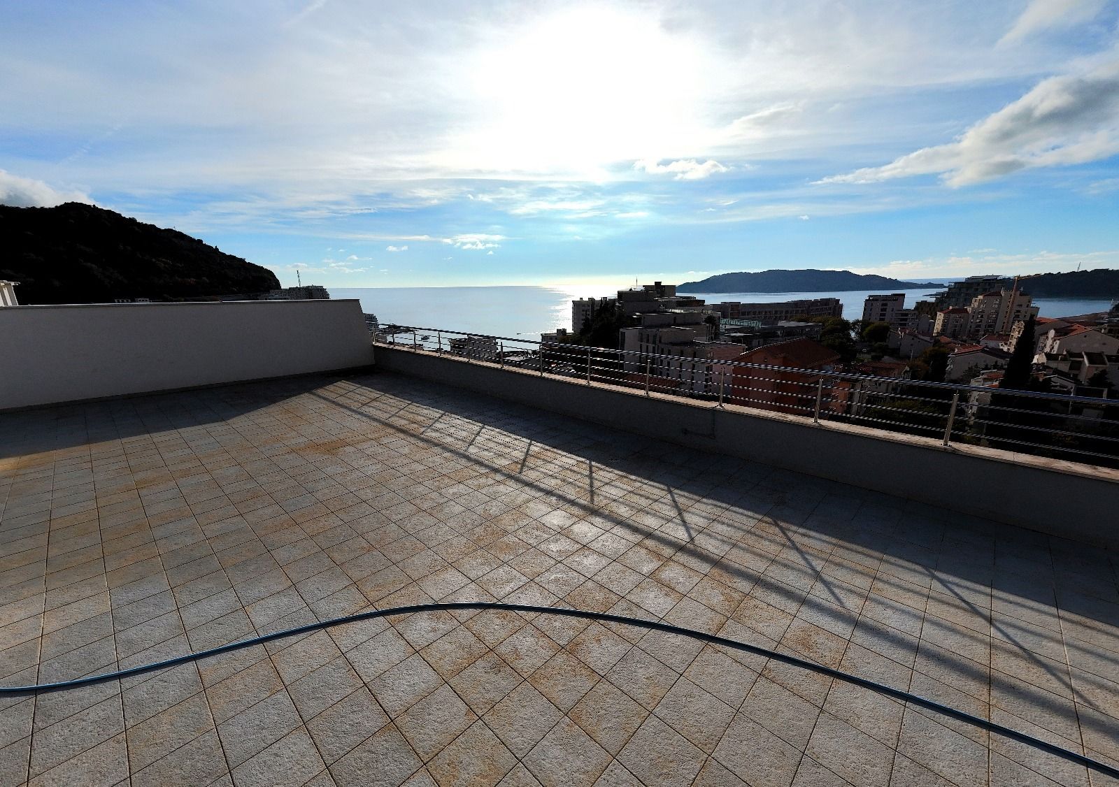 Luksuzan penhouse sa velikom krovnom terasom, garažnim mestom i ostavom, Bečići, Budva - Amfora Real Estate