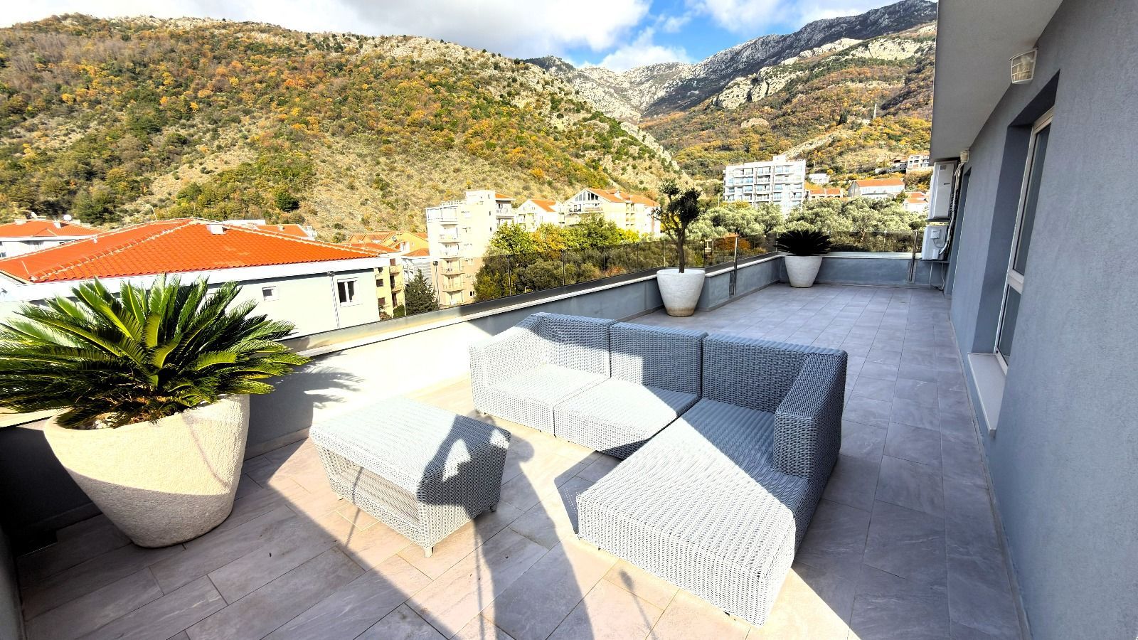 Luksuzan penhouse sa velikom krovnom terasom, garažnim mestom i ostavom, Bečići, Budva - Amfora Real Estate