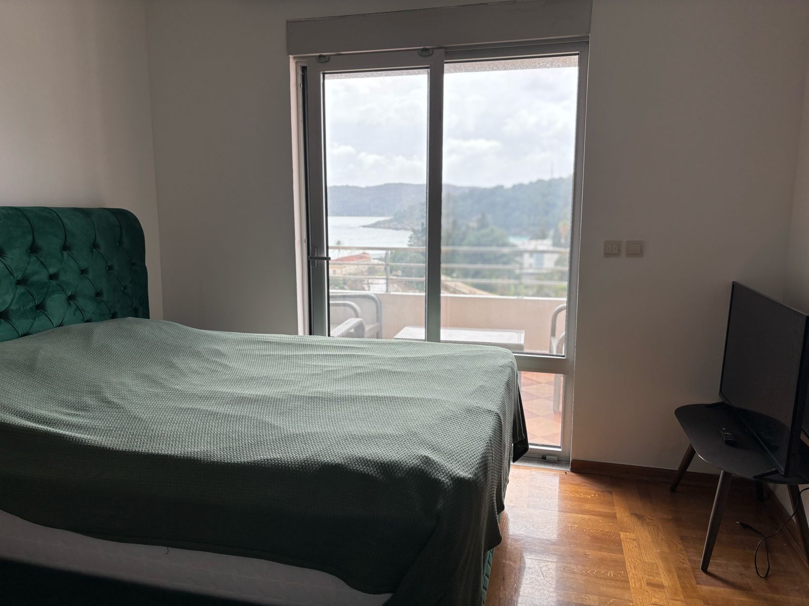 Ekskluzivna Ponuda – Prostran Jednosoban Stan 71m² sa Dve Terase i Trajnim Pogledom na More, Bečići - Amfora Real Estate