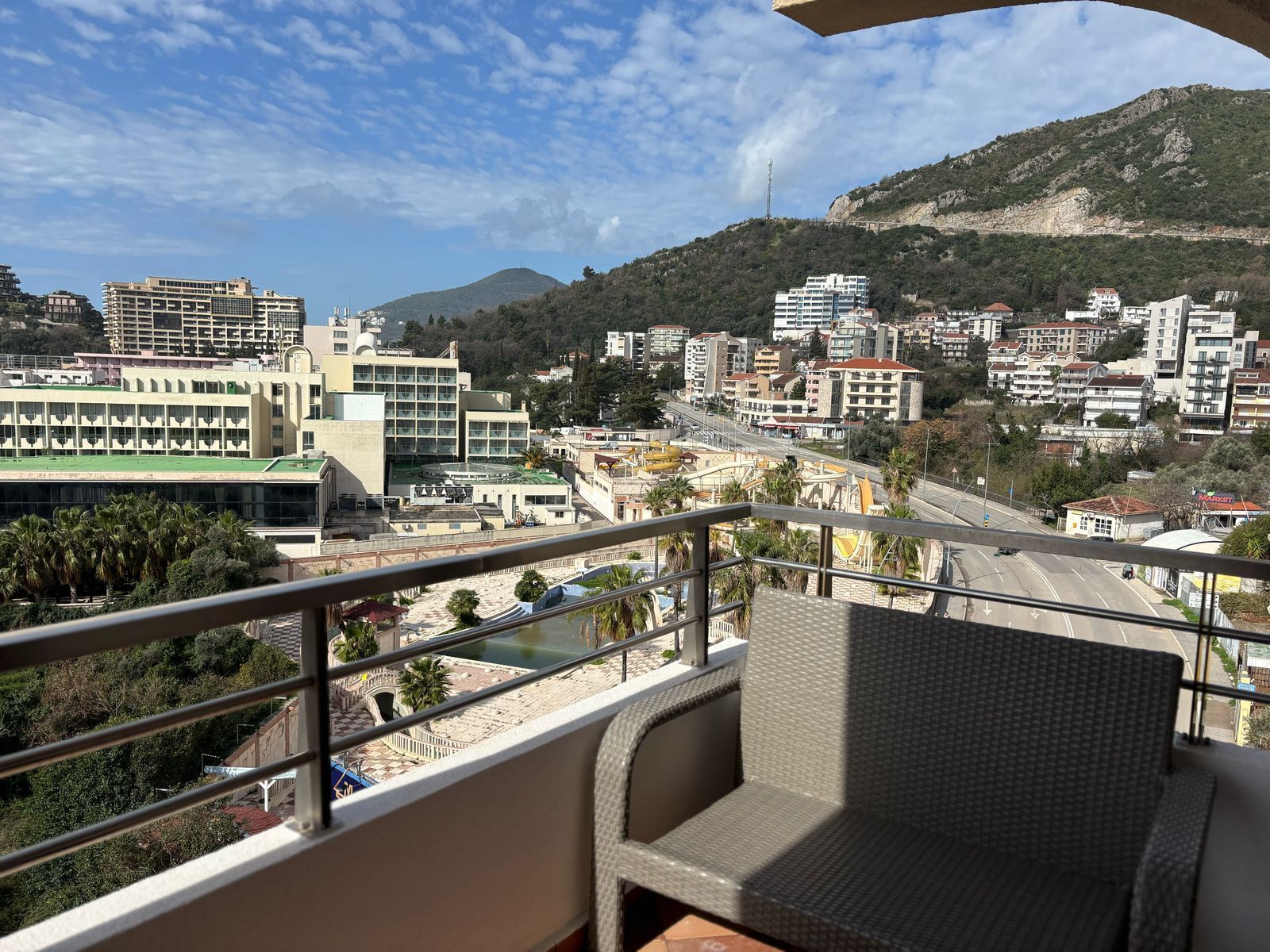 Ekskluzivna Ponuda – Prostran Jednosoban Stan 71m² sa Dve Terase i Trajnim Pogledom na More, Bečići - Amfora Real Estate