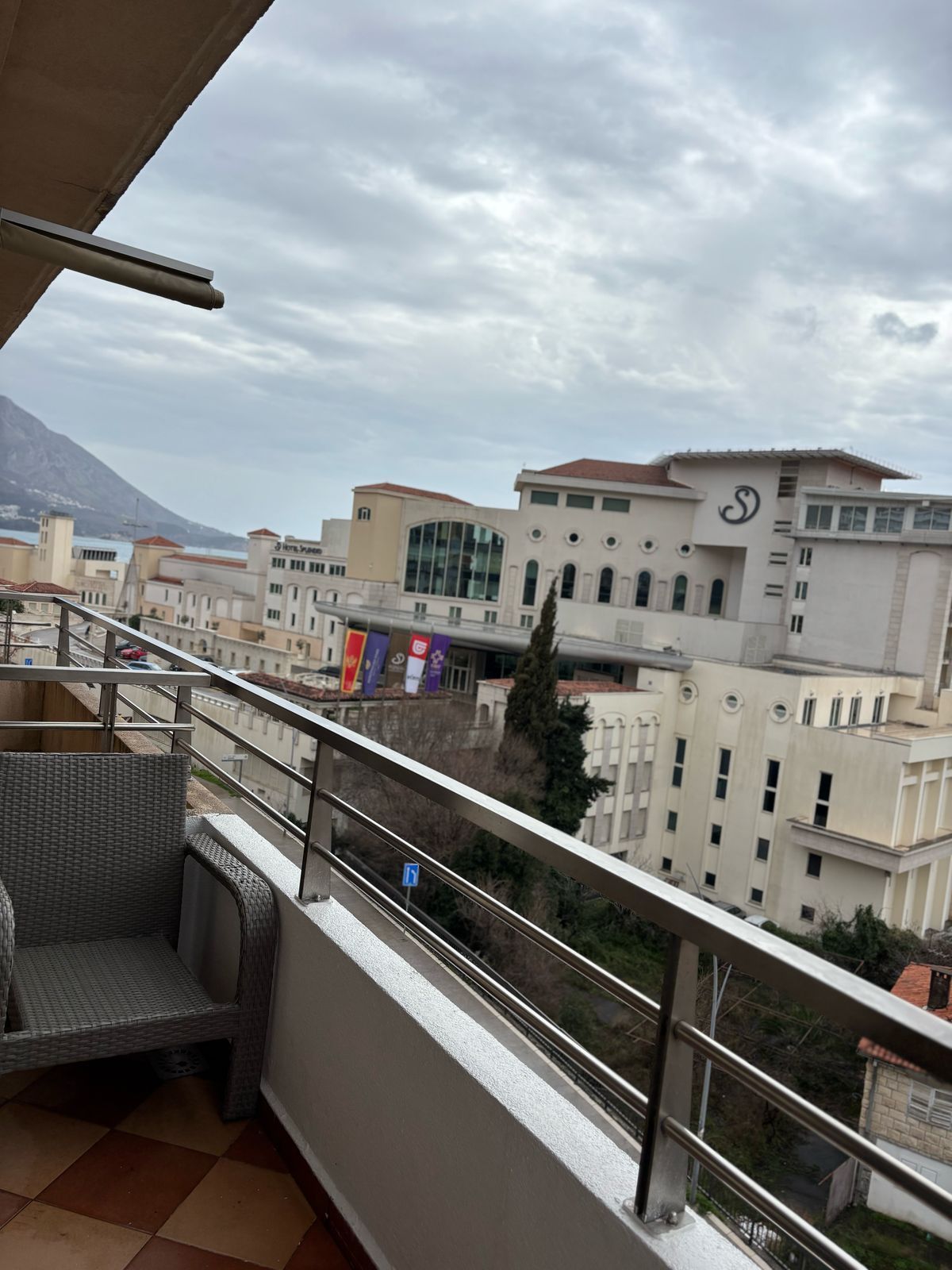 Ekskluzivna Ponuda – Prostran Jednosoban Stan 71m² sa Dve Terase i Trajnim Pogledom na More, Bečići - Amfora Real Estate