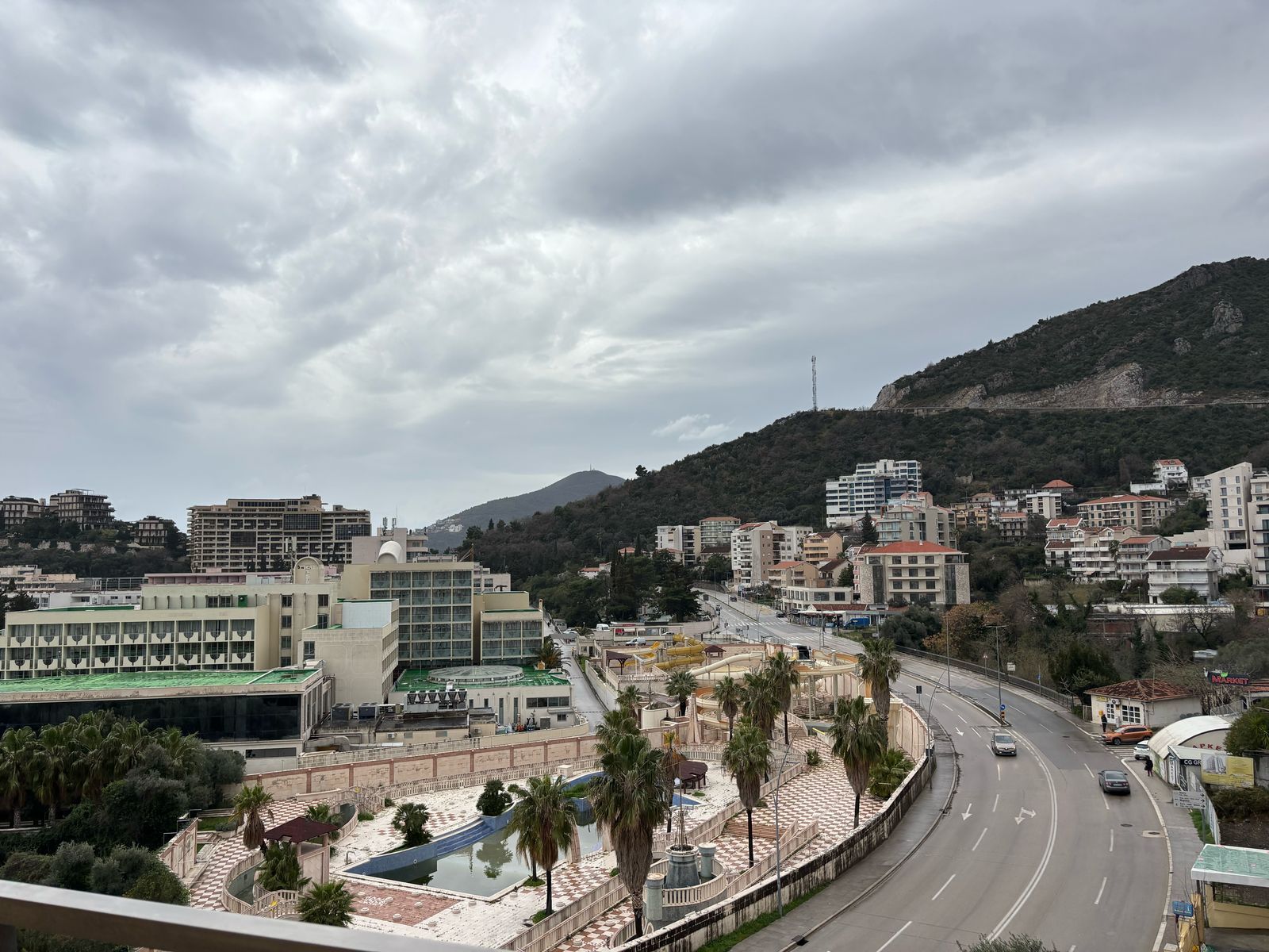 Ekskluzivna Ponuda – Prostran Jednosoban Stan 71m² sa Dve Terase i Trajnim Pogledom na More, Bečići - Amfora Real Estate