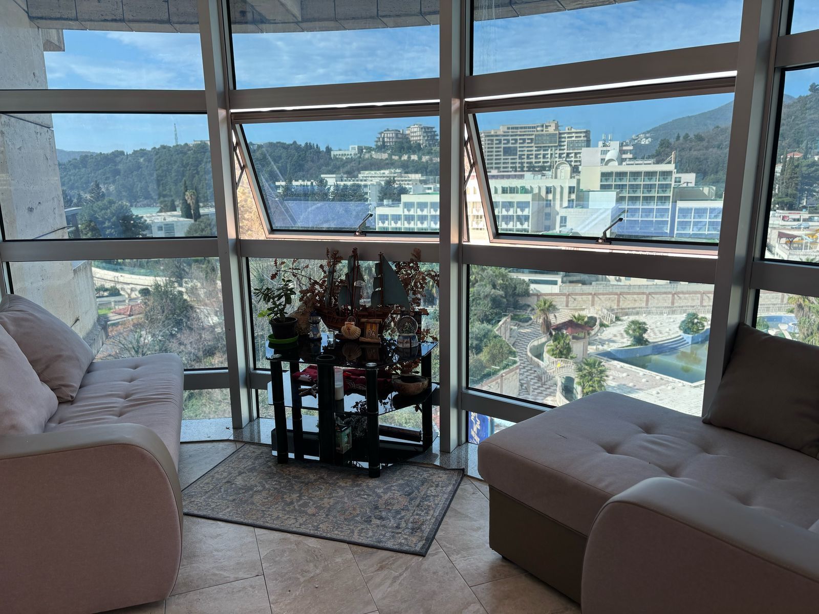 Ekskluzivna Ponuda – Prostran Jednosoban Stan 71m² sa Dve Terase i Trajnim Pogledom na More, Bečići - Amfora Real Estate