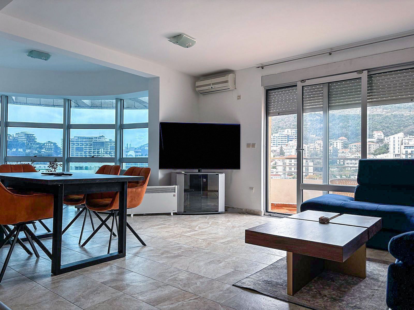 Ekskluzivna Ponuda – Prostran Jednosoban Stan 71m² sa Dve Terase i Trajnim Pogledom na More, Bečići - Amfora Real Estate