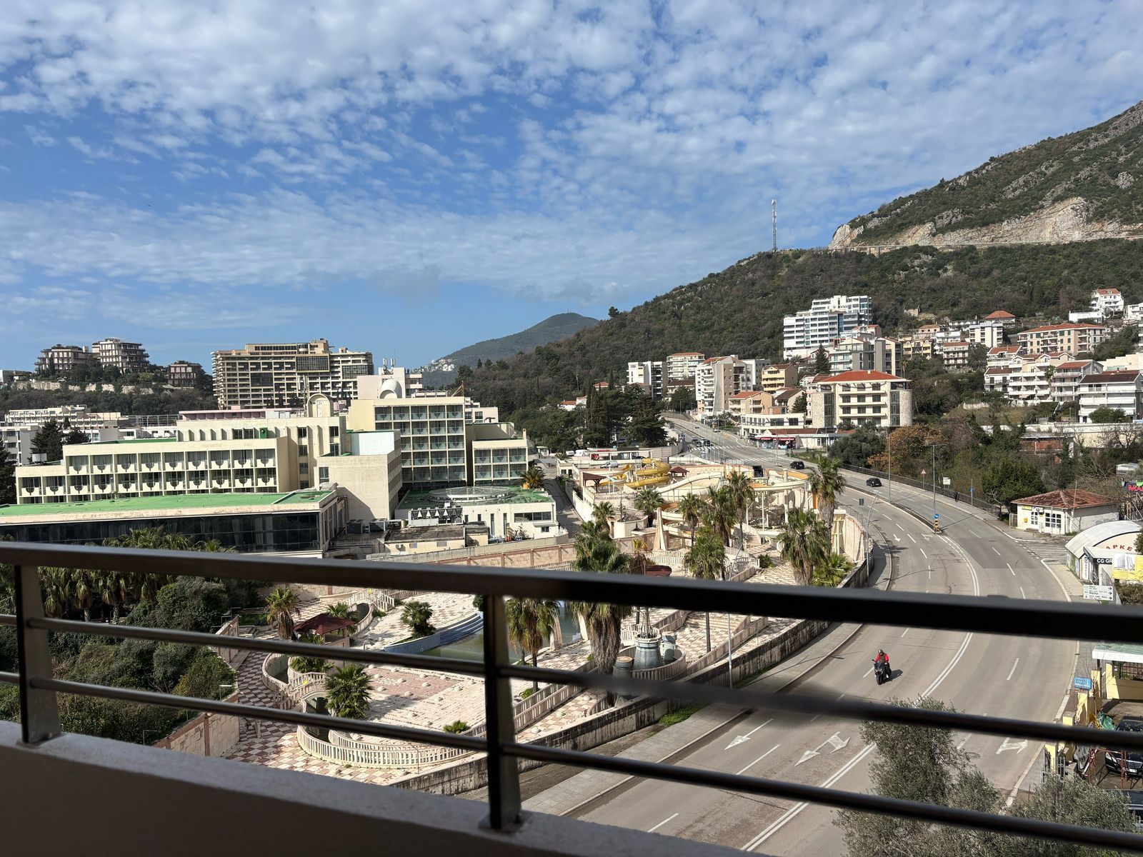 Ekskluzivna Ponuda – Prostran Jednosoban Stan 71m² sa Dve Terase i Trajnim Pogledom na More, Bečići - Amfora Real Estate