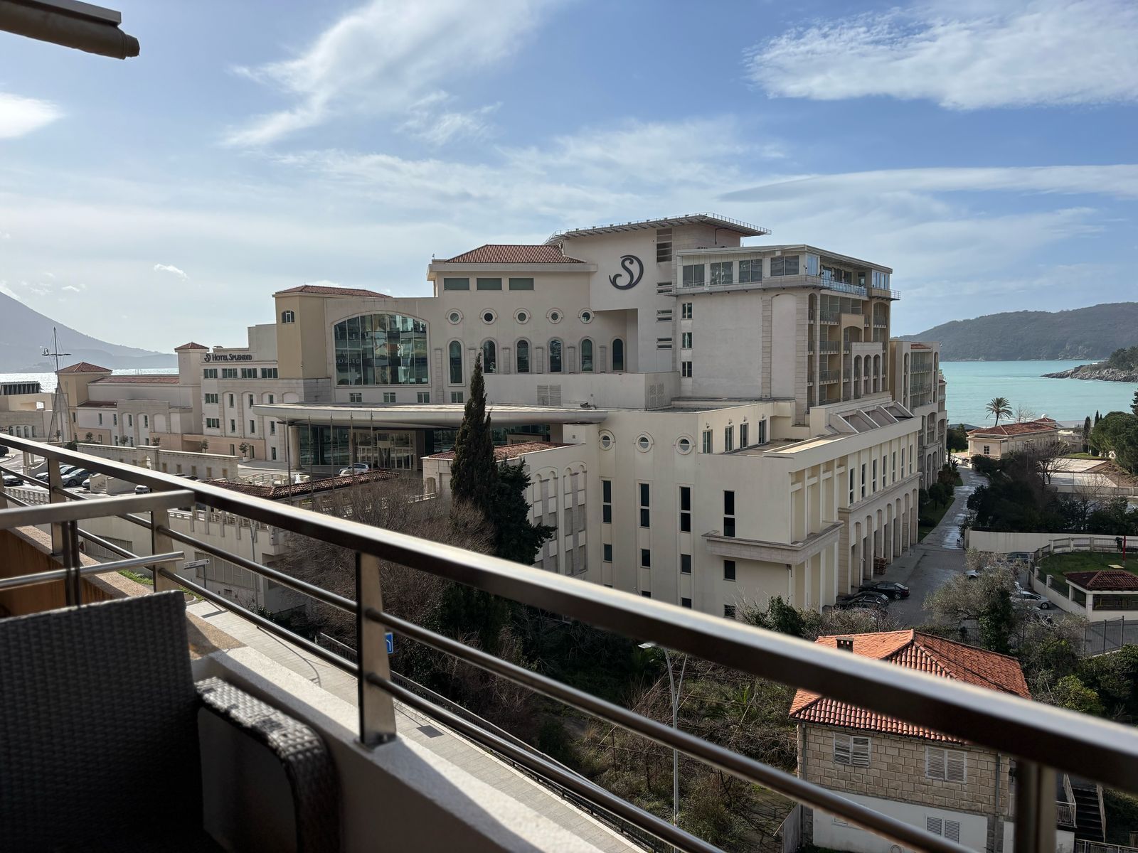 Ekskluzivna Ponuda – Prostran Jednosoban Stan 71m² sa Dve Terase i Trajnim Pogledom na More, Bečići - Amfora Real Estate