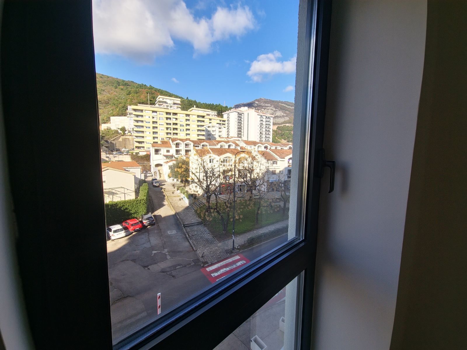 Izdavanje dvosobnog nenameštenog stana 75m² – Budva, Rozino - Amfora Real Estate