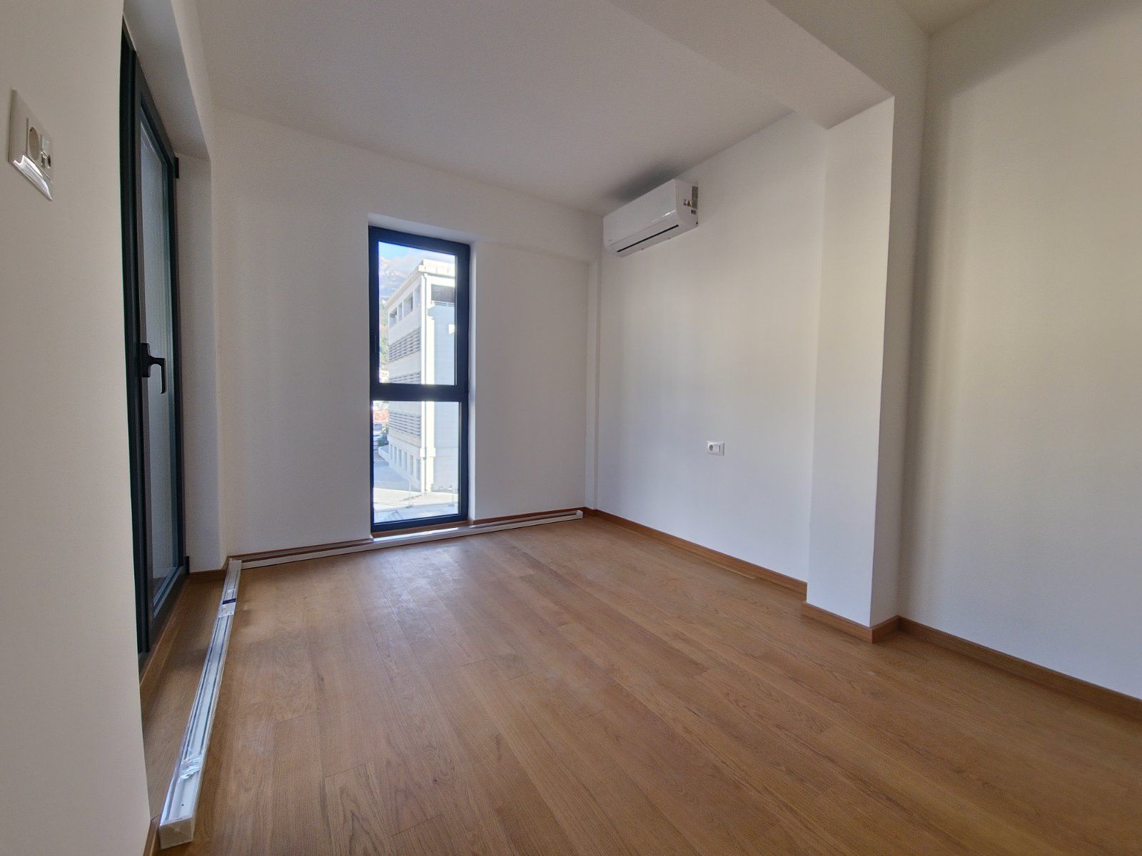 Izdavanje dvosobnog nenameštenog stana 75m² – Budva, Rozino - Amfora Real Estate