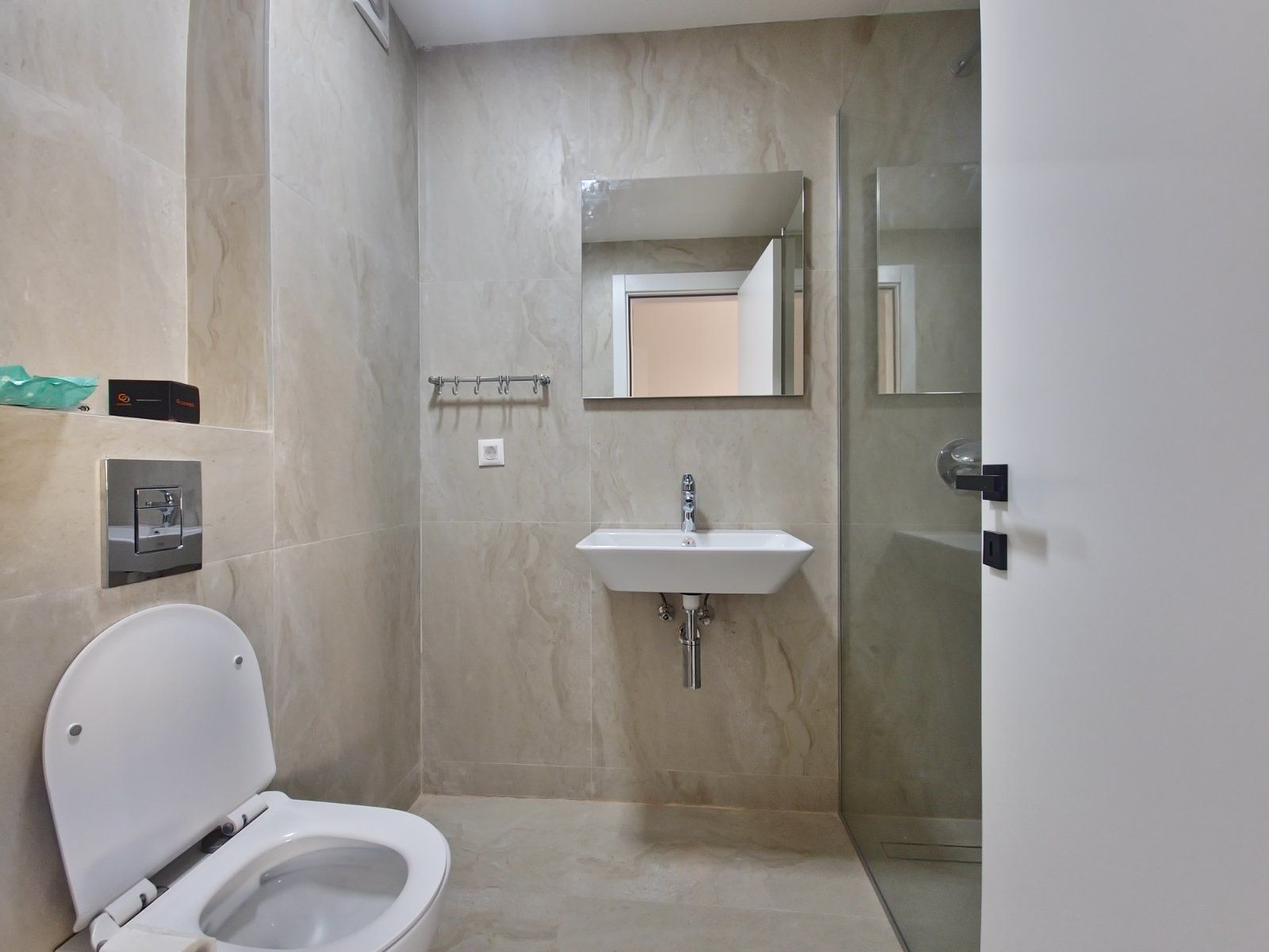 Izdavanje dvosobnog nenameštenog stana 75m² – Budva, Rozino - Amfora Real Estate