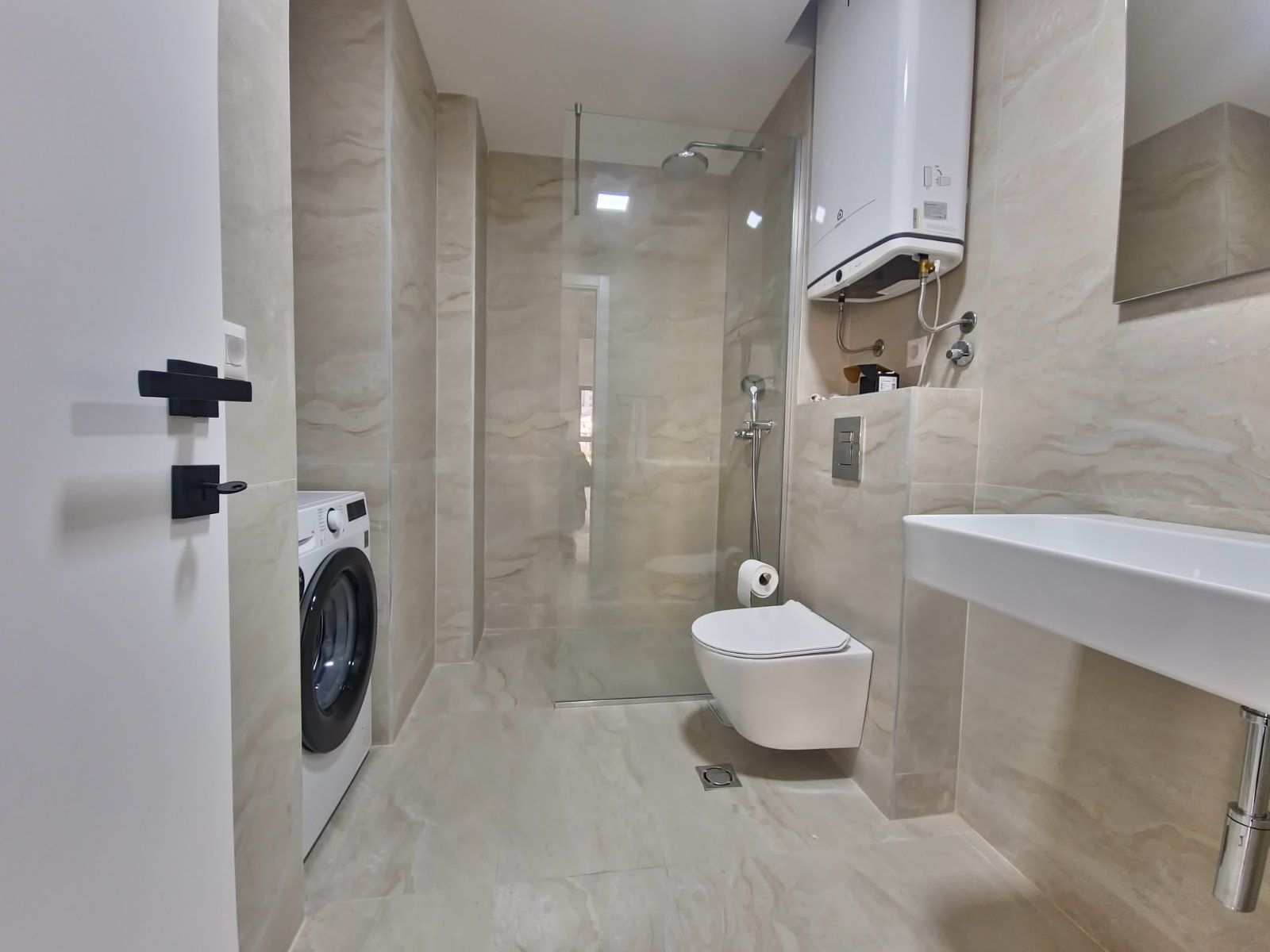 Izdavanje dvosobnog nenameštenog stana 75m² – Budva, Rozino - Amfora Real Estate