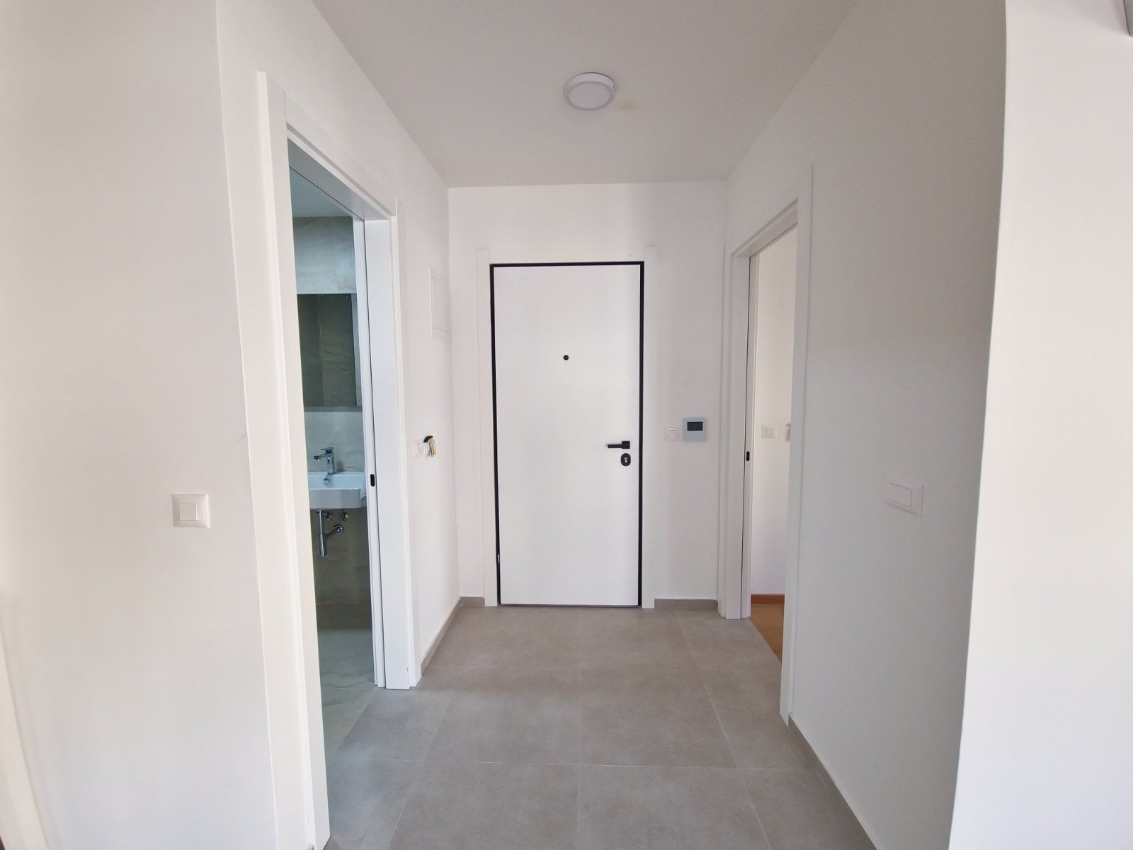 Izdavanje dvosobnog nenameštenog stana 75m² – Budva, Rozino - Amfora Real Estate