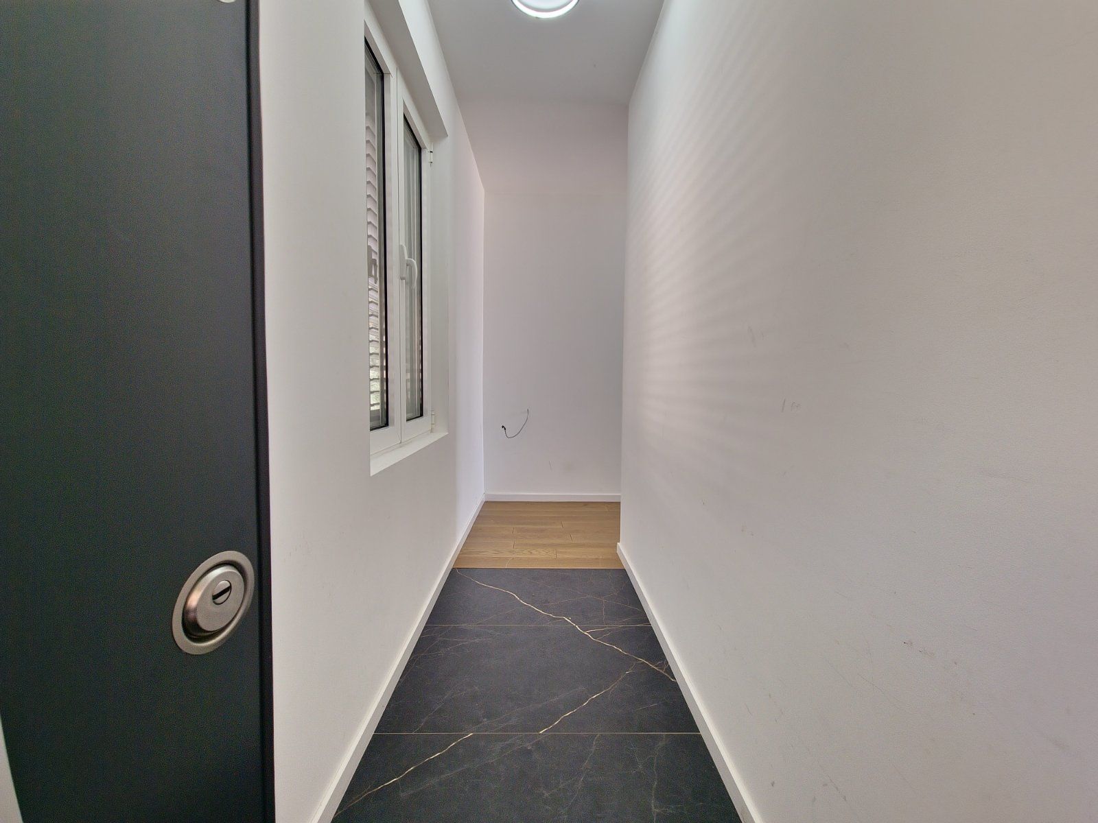 Dvosoban renoviran stan 96 m² sa velikom terasom, pogledom na more i tri garažna mesta – Petrovac - Amfora Real Estate